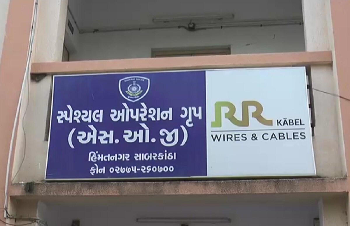 આમ તો પોલીસે બાતમીના આધારે હિંમતનગર વિજાપુર રોડ, નવલપુર પાટીયા પાસે આ વ્યક્તિની કાર કોર્ડન કરીને ઝડપી પાડી હતી અને આરોપીની પૂછપરછ હાથ ધરી હતી. આરોપીએ કબુલ્યુ હતુ કે, ઓડી, ફોર્ચ્યુનર, ઈનોવા, અર્ટિગા સહિતની 10 લક્ઝુરીયસ કાર ચોરી કરી છે. આમ તો પોલીસે બાતમીના આધારે હિંમતનગર વિજાપુર રોડ, નવલપુર પાટીયા પાસે આ વ્યક્તિની કાર કોર્ડન કરીને ઝડપી પાડી હતી અને આરોપીની પૂછપરછ હાથ ધરી હતી. આરોપીએ કબુલ્યુ હતુ કે, ઓડી, ફોર્ચ્યુનર, ઈનોવા, અર્ટિગા સહિતની 10 લક્ઝુરીયસ કાર ચોરી કરી છે.