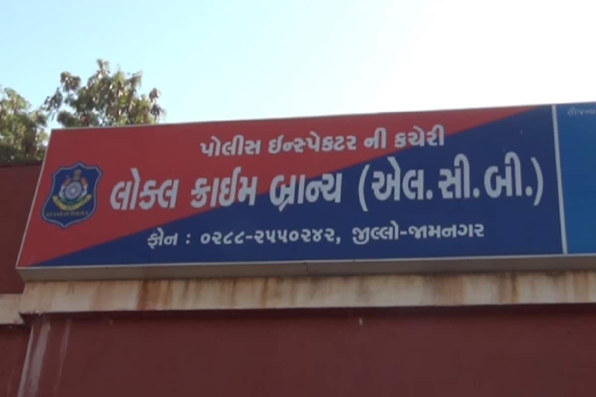 ત્યારે જ એલસીબીએ તાત્કાલિક ત્રાટકી જિલ્લા જેલ નજીકથી એક ઇકો કાર અને તેમાં હથિયારો સાથે રહેલા ઈકબાલ સંધિ, આસિફ સંધિ, રાજેન્દ્રસિંહ જાડેજા, અયાઝ અયુબભાઈ ખફી, હાજી અયબ ખફી સુમરા અને બે સગીર વયના કાયદાથી સંઘર્ષશીત કિશોરને ઝડપી હત્યાનો પ્લાન નિષ્ફળ બનાવ્યો છે. ત્યારે જ એલસીબીએ તાત્કાલિક ત્રાટકી જિલ્લા જેલ નજીકથી એક ઇકો કાર અને તેમાં હથિયારો સાથે રહેલા ઈકબાલ સંધિ, આસિફ સંધિ, રાજેન્દ્રસિંહ જાડેજા, અયાઝ અયુબભાઈ ખફી, હાજી અયબ ખફી સુમરા અને બે સગીર વયના કાયદાથી સંઘર્ષશીત કિશોરને ઝડપી હત્યાનો પ્લાન નિષ્ફળ બનાવ્યો છે.