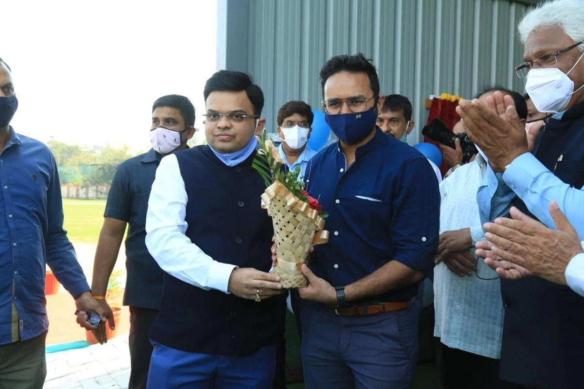 નવી દિલ્હી : વર્લ્ડ ક્રિકેટમાં બીસીસીઆઈનો દબદબો છે અને હવે એશિયન ક્રિકેટ કાઉન્સિલમાં પણ તેમની તાકાત વધી ગઈ છે. બીસીસીઆઈના સચિવ જય શાહ એશિયન ક્રિકેટ કાઉન્સિલના (Asian Cricket Council)અધ્યક્ષ બની ગયા છે. જય શાહે (Jay Shah) બાંગ્લાદેશ ક્રિકેટ બોર્ડના અધ્યક્ષ નઝમુલ હુસૈનનું સ્થાન લીધું છે. (તસવીર - જય શાહ ટ્વિટર) નવી દિલ્હી : વર્લ્ડ ક્રિકેટમાં બીસીસીઆઈનો દબદબો છે અને હવે એશિયન ક્રિકેટ કાઉન્સિલમાં પણ તેમની તાકાત વધી ગઈ છે. બીસીસીઆઈના સચિવ જય શાહ એશિયન ક્રિકેટ કાઉન્સિલના (Asian Cricket Council)અધ્યક્ષ બની ગયા છે. જય શાહે (Jay Shah) બાંગ્લાદેશ ક્રિકેટ બોર્ડના અધ્યક્ષ નઝમુલ હુસૈનનું સ્થાન લીધું છે. (તસવીર - જય શાહ ટ્વિટર)