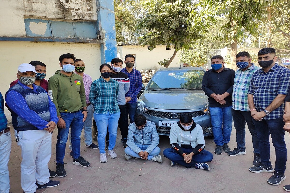નવીન ઝા, અમદાવાદ : અમદાવાદમાં ન્યૂ રાણીપમાં થયેલ 44 લાખની ચોરી મામલે પોલીસે ચોરી કરનાર સહિત 2 લોકોની ધરપકડ કરી લીધી છે. આરોપીનું ઘર અને પાયલ જ્વેલર્સ નજીક હોવાથી ચોરી કરવા નક્કી કર્યું હતું. આરોપી આઈટી એન્જિનિયર હોવાનું સામે આવ્યું છે. મહત્વનું છે કે ચોરી કર્યા બાદ તે અજમેર ફરવા ગયો હતો. અમદાવાદના સાબરમતી વિસ્તારમાં આવેલ ન્યૂ રાણીપમાં ગત 5 જાન્યુઆરીના રોજ પાયલ જ્વેલર્સમાં 44 લાખ થી વધુની ચોરીનો બનાવ બન્યો હતો. તે મામલે અલગ અલગ એજન્સી તપાસ પણ કરી રહી હતી. નવીન ઝા, અમદાવાદ : અમદાવાદમાં ન્યૂ રાણીપમાં થયેલ 44 લાખની ચોરી મામલે પોલીસે ચોરી કરનાર સહિત 2 લોકોની ધરપકડ કરી લીધી છે. આરોપીનું ઘર અને પાયલ જ્વેલર્સ નજીક હોવાથી ચોરી કરવા નક્કી કર્યું હતું. આરોપી આઈટી એન્જિનિયર હોવાનું સામે આવ્યું છે. મહત્વનું છે કે ચોરી કર્યા બાદ તે અજમેર ફરવા ગયો હતો. અમદાવાદના સાબરમતી વિસ્તારમાં આવેલ ન્યૂ રાણીપમાં ગત 5 જાન્યુઆરીના રોજ પાયલ જ્વેલર્સમાં 44 લાખ થી વધુની ચોરીનો બનાવ બન્યો હતો. તે મામલે અલગ અલગ એજન્સી તપાસ પણ કરી રહી હતી.