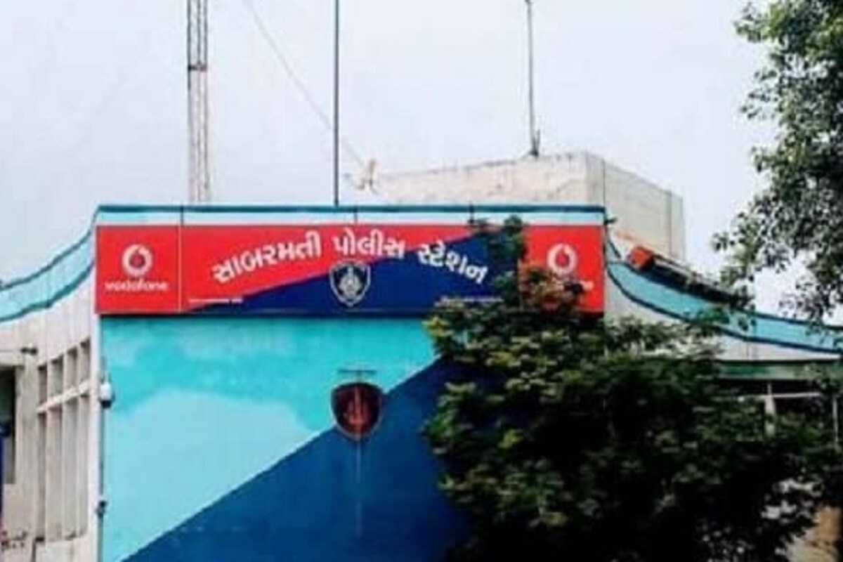 આરોપી ચોરી કર્યા બાદ પોતાના મિત્રો સાથે અજમેર દરગાહ ફરવા ગયો હતો. તેણે ચોરીના રૂપિયાથી કારની લોન પુરી કરી છે. મહત્વનું છે કે હાલ તો દેવું વધી જતાં તેને ચોરી કર્યા હોવાનું જણાવ્યું છે પરંતુ ખરેખર અન્ય કોઈ કારણ છે કે કેમ તેની પણ પોલીસે તપાસ શરૂ કરી છે..અને તેને અન્ય રૂપિયા ક્યાં વાપર્યા તેની પણ પોલીસે તપાસ શરૂ કરી છે. આરોપી ચોરી કર્યા બાદ પોતાના મિત્રો સાથે અજમેર દરગાહ ફરવા ગયો હતો. તેણે ચોરીના રૂપિયાથી કારની લોન પુરી કરી છે. મહત્વનું છે કે હાલ તો દેવું વધી જતાં તેને ચોરી કર્યા હોવાનું જણાવ્યું છે પરંતુ ખરેખર અન્ય કોઈ કારણ છે કે કેમ તેની પણ પોલીસે તપાસ શરૂ કરી છે..અને તેને અન્ય રૂપિયા ક્યાં વાપર્યા તેની પણ પોલીસે તપાસ શરૂ કરી છે.