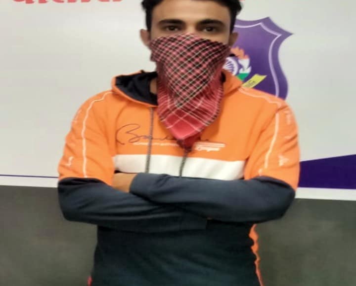 ઝડપાયેલા શખ્સ કાજીમ મહમ્મદ રાજસુમરા ગામેતી ઉ.વ. 26ની પૂછપરછમાં આ તમામ ફોન તેણે એક વર્ષમાં ગોંડલના દેવીપૂજક અજય, સન્ની, ધુનાબેન પાસેથી સસ્તા ભાવે મેળવી અને તેના સ્પેર પાર્ટ અલગ અલગ મોબાઇલમાં વાપરી અને તેને છૂટક છૂટક વેચાણ કરતો હોવાની કબૂલાત કરી હતી. પોલીસને મળેલા ફોન પૈકીના 169 ફોનના આઇએમઆઈ નંબર મળી આવ્યા છે જ્યારે બાકીના ફોનના આઇએમઈઆઈ નંબર મેળવવાના બાકી છે ઝડપાયેલા શખ્સ કાજીમ મહમ્મદ રાજસુમરા ગામેતી ઉ.વ. 26ની પૂછપરછમાં આ તમામ ફોન તેણે એક વર્ષમાં ગોંડલના દેવીપૂજક અજય, સન્ની, ધુનાબેન પાસેથી સસ્તા ભાવે મેળવી અને તેના સ્પેર પાર્ટ અલગ અલગ મોબાઇલમાં વાપરી અને તેને છૂટક છૂટક વેચાણ કરતો હોવાની કબૂલાત કરી હતી. પોલીસને મળેલા ફોન પૈકીના 169 ફોનના આઇએમઆઈ નંબર મળી આવ્યા છે જ્યારે બાકીના ફોનના આઇએમઈઆઈ નંબર મેળવવાના બાકી છે