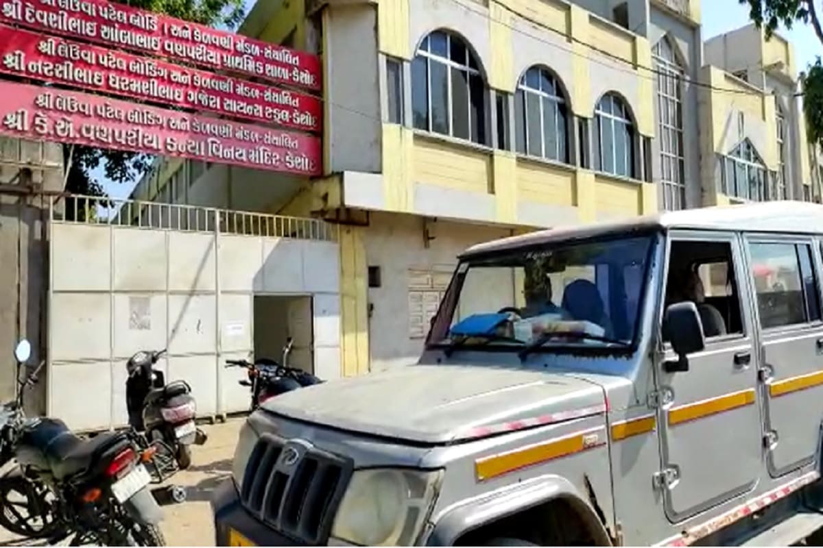 મળતી માહિતી પ્રમાણે કેશોદમાં આવેલી ટ્રસ્ટ સંચાલિત કે.એ. વણપરિયા કન્યા વિનય મંદિરમાં 11 વિદ્યાર્થિનીઓને કોરોના પોઝિટિવના લક્ષણો જોવા મળ્યા હતા. જેના પગલે સ્કૂલ સંચાલકો સહિત વાલીઓમાં ફફડાટ ફેલાયો હતો. મળતી માહિતી પ્રમાણે કેશોદમાં આવેલી ટ્રસ્ટ સંચાલિત કે.એ. વણપરિયા કન્યા વિનય મંદિરમાં 11 વિદ્યાર્થિનીઓને કોરોના પોઝિટિવના લક્ષણો જોવા મળ્યા હતા. જેના પગલે સ્કૂલ સંચાલકો સહિત વાલીઓમાં ફફડાટ ફેલાયો હતો.