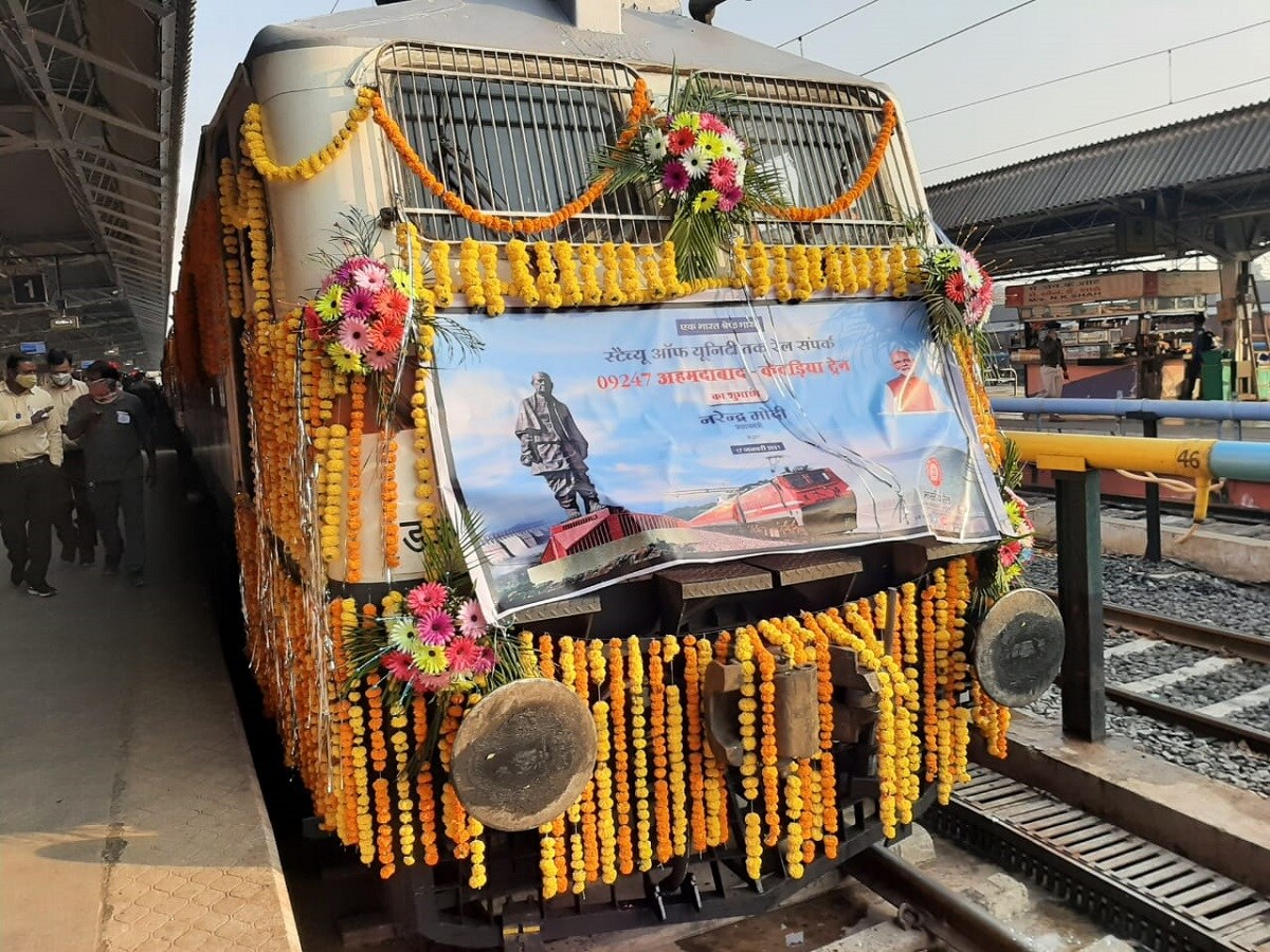 અમદાવાદ-કેવડિયા જનશાતાબ્દી ટ્રેન અમદાવાદથી રોજ ઉપડશે. 18 જાન્યુઆરીથી પ્રવાસીઓ માટે ટ્રેન શરૂ થશે. જેનું બુકીંગ પણ શરૂ કરી દેવામાં આવ્યું છે. અમદાવાદ-કેવડિયા જનશાતાબ્દી ટ્રેન અમદાવાદથી રોજ ઉપડશે. 18 જાન્યુઆરીથી પ્રવાસીઓ માટે ટ્રેન શરૂ થશે. જેનું બુકીંગ પણ શરૂ કરી દેવામાં આવ્યું છે.