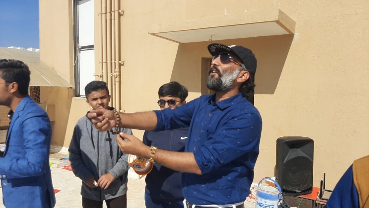 રાજકોટ (Rajkot) સહિત સમગ્ર ગુજરાતભરમાં મકરસંક્રાંતિ (Makarsankranti) એટલે કે ઉત્તરાયણના (Uttarayan 2021) તહેવારની ઉજવણી કરવામાં આવી રહી છે. ત્યારે વહેલી સવારથી લોકો પોતાના ધાબા પર ચડી પતંગ ઉડાવી રહ્યા છે તો સાથે જ ચીકી જીંજરા શેરડી તેમજ ઊંધિયાની મોજ પણ મળી રહ્યા છે. રાજકોટ (Rajkot) સહિત સમગ્ર ગુજરાતભરમાં મકરસંક્રાંતિ (Makarsankranti) એટલે કે ઉત્તરાયણના (Uttarayan 2021) તહેવારની ઉજવણી કરવામાં આવી રહી છે. ત્યારે વહેલી સવારથી લોકો પોતાના ધાબા પર ચડી પતંગ ઉડાવી રહ્યા છે તો સાથે જ ચીકી જીંજરા શેરડી તેમજ ઊંધિયાની મોજ પણ મળી રહ્યા છે.