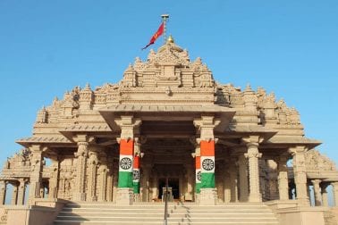 2017માં પ્રાણ પ્રતિષ્ઠા મહોત્સવ બાદ શ્રી ખોડલધામ ટ્રસ્ટ-કાગવડના ચેરમેન નરેશભાઈ પટેલ અને ટ્રસ્ટીમંડળે નિર્ણય લઈને શ્રી ખોડલધામ મંદિરને રાષ્ટ્રને સમર્પિત કર્યું છે અને શ્રી ખોડલધામ મંદિર વિશ્વનું પ્રથમ એવું મંદિર છે જ્યાં ધર્મ ધજાની સાથે સાથે રાષ્ટ્રધ્વજ પણ ફરકી રહ્યો છે. શ્રી ખોડલધામ મંદિરના મુખ્ય પ્રવેશદ્વાર પર દરરોજ માન સન્માન સાથે રાષ્ટ્રધ્વજ ફરકાવવામાં આવી રહ્યો છે. 21 જાન્યુઆરી 2017ના રોજ પ્રાણ પ્રતિષ્ઠા મહોત્સવમાં એક સાથે સૌથી વધુ લોકોએ રાષ્ટ્રગાન ગાઈને ગિનિસ બુક ઓફ વર્લ્ડ રેકોર્ડ બનાવ્યો હતો. જે આજ દિન સુધી અકબંધ છે. 2017માં પ્રાણ પ્રતિષ્ઠા મહોત્સવ બાદ શ્રી ખોડલધામ ટ્રસ્ટ-કાગવડના ચેરમેન નરેશભાઈ પટેલ અને ટ્રસ્ટીમંડળે નિર્ણય લઈને શ્રી ખોડલધામ મંદિરને રાષ્ટ્રને સમર્પિત કર્યું છે અને શ્રી ખોડલધામ મંદિર વિશ્વનું પ્રથમ એવું મંદિર છે જ્યાં ધર્મ ધજાની સાથે સાથે રાષ્ટ્રધ્વજ પણ ફરકી રહ્યો છે. શ્રી ખોડલધામ મંદિરના મુખ્ય પ્રવેશદ્વાર પર દરરોજ માન સન્માન સાથે રાષ્ટ્રધ્વજ ફરકાવવામાં આવી રહ્યો છે. 21 જાન્યુઆરી 2017ના રોજ પ્રાણ પ્રતિષ્ઠા મહોત્સવમાં એક સાથે સૌથી વધુ લોકોએ રાષ્ટ્રગાન ગાઈને ગિનિસ બુક ઓફ વર્લ્ડ રેકોર્ડ બનાવ્યો હતો. જે આજ દિન સુધી અકબંધ છે.