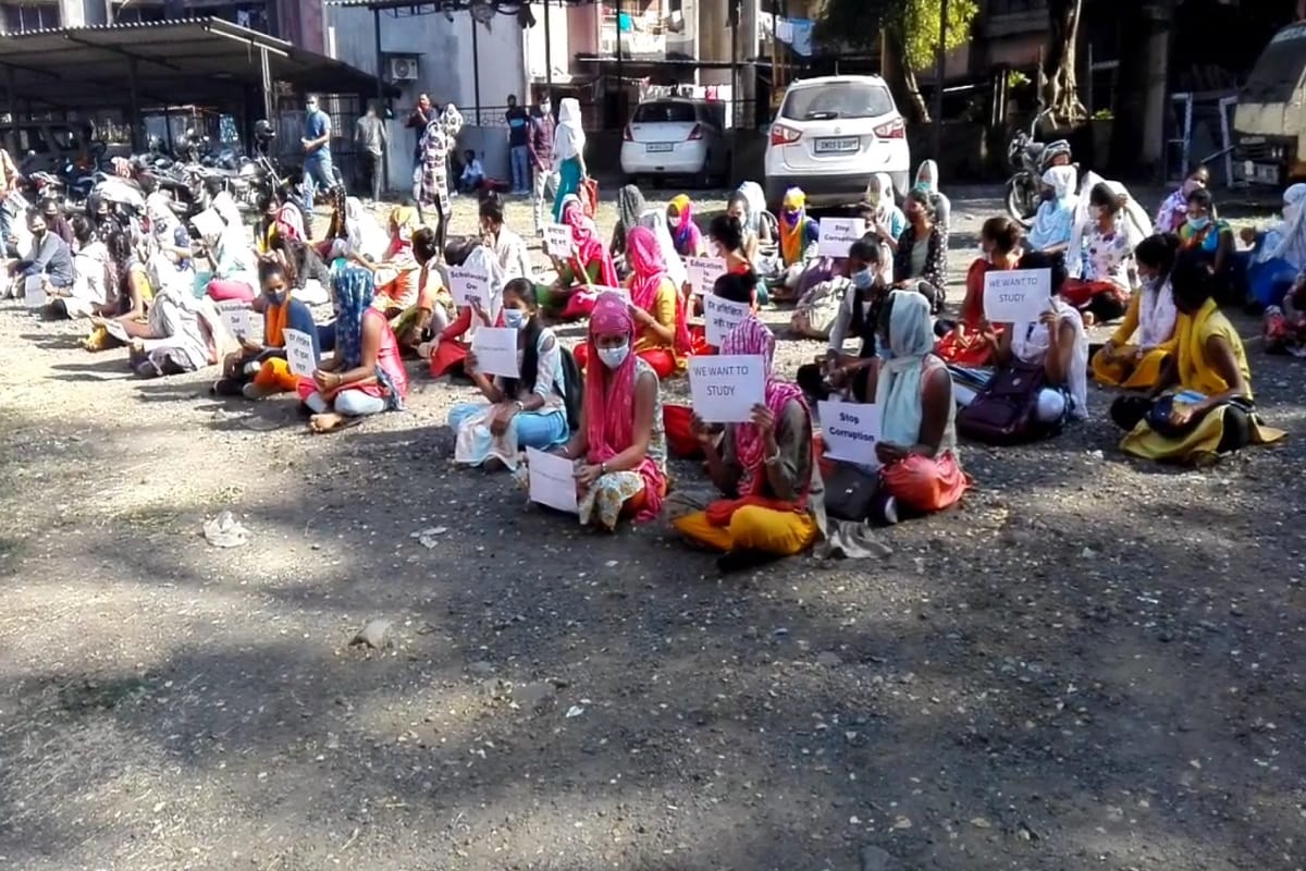 ભરતસિંહ વાઢેર, સેલવાસ : રાજ્યના પડોશમાં આવેલા સંઘપ્રદેશ દાદરાનગર હવેલીમાં નર્સિંગ કોલેજમાં ચાલતા સ્કોલરશીપ કૌભાંડનો પર્દાફાશ થયો છે. સમગ્ર કૌભાંડની વિગત પ્રદેશના શિક્ષણ વિભાગ સુધી પહોંચતા હવે આ સ્કોલરશીપ કૌભાંડના મૂળ સુધી પહોંચવા તપાસનો ધમધમાટ શરૂ થયો છે. જોકે, સ્કોલરશીપથી વંચિત કેટલાક વિદ્યાર્થીઓ અને વિદ્યાર્થીનીઓ હડતાળ પર બેઠા હતા અને ત્યારબાદ જ સમગ્ર કૌભાંડ બહાર આવ્યું છે. આથી સમગ્ર પ્રદેશમાં ખળભળાટ મચી ગયો છે. ત્યારે આ નાનકડા પ્રદેશમાં નર્સિંગ કોલેજમાં ચાલતા સ્કોલરશીપ કૌભાંડનો આંકડો અત્યાર સુધી અંદાજે ત્રણ કરોડને આંબી રહ્યો છે. આગળની તપાસમાં કૌભાંડનો આંકડો કરોડોને આંબી જાય તેવું લાગી રહ્યું છે. પ્રદેશના શિક્ષણ વિભાગ ઉચ્ચ અધિકારીએ પણ આ મામામે ગંગભીર આક્ષેપો કરતા ખળભળાટ મચી ગયો છે. ભરતસિંહ વાઢેર, સેલવાસ : રાજ્યના પડોશમાં આવેલા સંઘપ્રદેશ દાદરાનગર હવેલીમાં નર્સિંગ કોલેજમાં ચાલતા સ્કોલરશીપ કૌભાંડનો પર્દાફાશ થયો છે. સમગ્ર કૌભાંડની વિગત પ્રદેશના શિક્ષણ વિભાગ સુધી પહોંચતા હવે આ સ્કોલરશીપ કૌભાંડના મૂળ સુધી પહોંચવા તપાસનો ધમધમાટ શરૂ થયો છે. જોકે, સ્કોલરશીપથી વંચિત કેટલાક વિદ્યાર્થીઓ અને વિદ્યાર્થીનીઓ હડતાળ પર બેઠા હતા અને ત્યારબાદ જ સમગ્ર કૌભાંડ બહાર આવ્યું છે. આથી સમગ્ર પ્રદેશમાં ખળભળાટ મચી ગયો છે. ત્યારે આ નાનકડા પ્રદેશમાં નર્સિંગ કોલેજમાં ચાલતા સ્કોલરશીપ કૌભાંડનો આંકડો અત્યાર સુધી અંદાજે ત્રણ કરોડને આંબી રહ્યો છે. આગળની તપાસમાં કૌભાંડનો આંકડો કરોડોને આંબી જાય તેવું લાગી રહ્યું છે. પ્રદેશના શિક્ષણ વિભાગ ઉચ્ચ અધિકારીએ પણ આ મામામે ગંગભીર આક્ષેપો કરતા ખળભળાટ મચી ગયો છે.