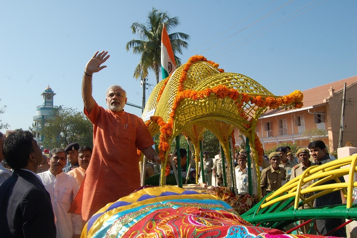 પીએમ મોદીએ વધુ એક ટ્વિટમાં જણાવ્યું હતું કે, હરિપુરાને નેતાજી સુભાષચંદ્ર બોઝ સાથે વિશેષ સંબંધ રહ્યો છે. 1938માં નેતાજીએ કોંગ્રેસ પક્ષનું અધ્યક્ષપદ સંભાળ્યું તે ઐતિહાસિક હરિપુરા અધિવેશન હતું. આવતીકાલે હરિપુરા ખાતે યોજનારો કાર્યક્રમ નેતાજી બોઝે આપણા રાષ્ટ્ર માટે આપેલા યોગદાનને અંજલી રૂપે હશે. પીએમ મોદીએ વધુ એક ટ્વિટમાં જણાવ્યું હતું કે, હરિપુરાને નેતાજી સુભાષચંદ્ર બોઝ સાથે વિશેષ સંબંધ રહ્યો છે. 1938માં નેતાજીએ કોંગ્રેસ પક્ષનું અધ્યક્ષપદ સંભાળ્યું તે ઐતિહાસિક હરિપુરા અધિવેશન હતું. આવતીકાલે હરિપુરા ખાતે યોજનારો કાર્યક્રમ નેતાજી બોઝે આપણા રાષ્ટ્ર માટે આપેલા યોગદાનને અંજલી રૂપે હશે.