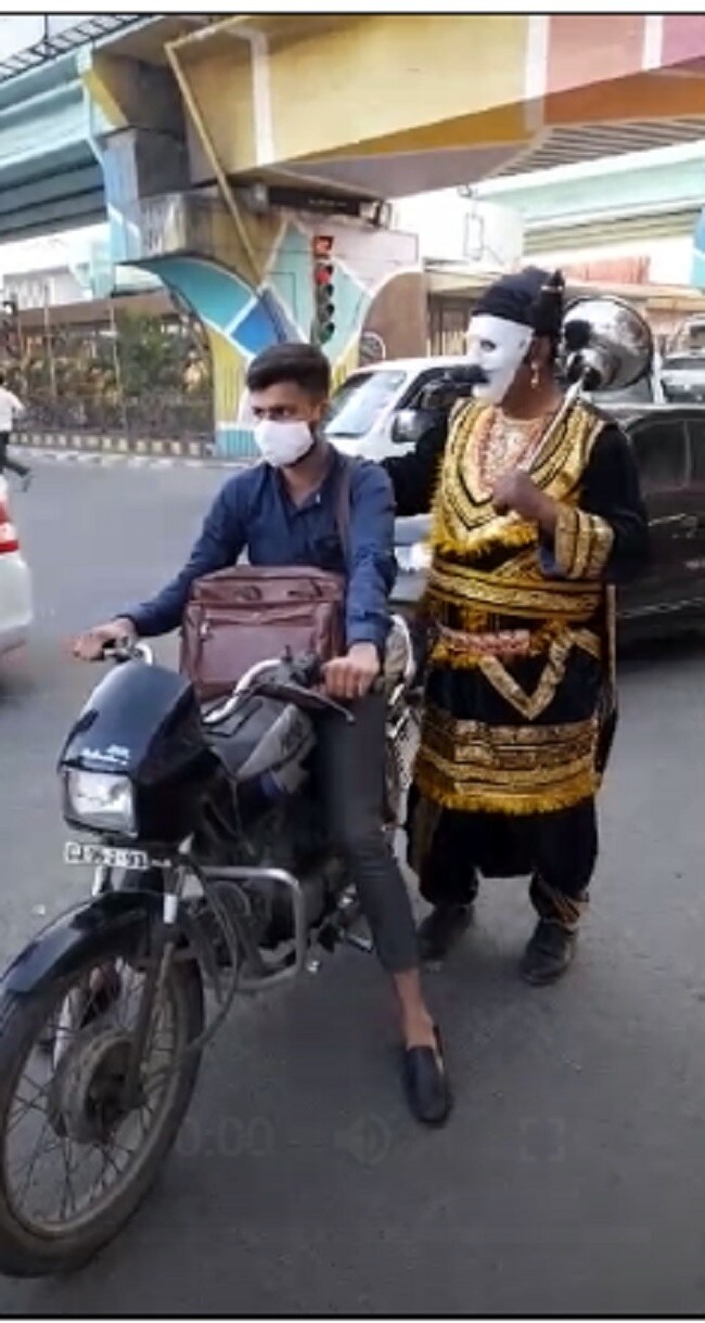 રસ્તા પર યમરાજ જોઈને પહેલા લોકો આશ્ચર્યચકિત થઇ ગયા હતા પણ જયારે આ યમરાજ નજીક જઇને ટ્રાફિકના નિયમો પાળવાનું કહેતા હતા. ત્યારે લોકો તે વાતને ખૂબજ ધ્યાનથી સાંભળતા હતા. રસ્તા પર યમરાજ જોઈને પહેલા લોકો આશ્ચર્યચકિત થઇ ગયા હતા પણ જયારે આ યમરાજ નજીક જઇને ટ્રાફિકના નિયમો પાળવાનું કહેતા હતા. ત્યારે લોકો તે વાતને ખૂબજ ધ્યાનથી સાંભળતા હતા.