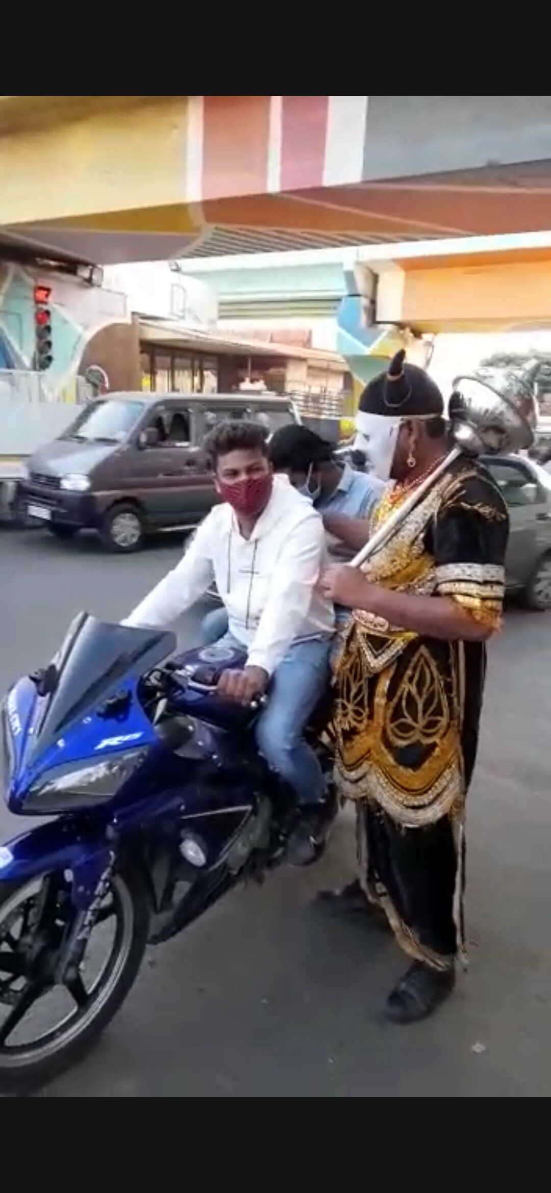 ટ્રાફિક પોલીસની મદદ કરતા બે ટીઆરબી જવાનોએ યમરાજની વેશભૂષા ધારણ કરીને રસ્તા પર ટ્રાફિકના નિયમોનો ભંગ કરતા લોકોને નિયમો અંગે જાણકારી આપીને જાગૃત્ત કર્યા હતા. ટ્રાફિક પોલીસની મદદ કરતા બે ટીઆરબી જવાનોએ યમરાજની વેશભૂષા ધારણ કરીને રસ્તા પર ટ્રાફિકના નિયમોનો ભંગ કરતા લોકોને નિયમો અંગે જાણકારી આપીને જાગૃત્ત કર્યા હતા.