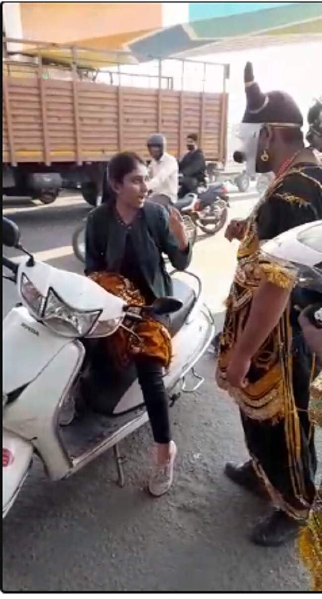શહેરમાં રસ્તા પર થતા અકસ્માતમાં અનેક લોકો પોતાનો જીવ ગુમાવે છે. ત્યારે અકસ્મમાતો ઘટાડવા માટે આ રસપ્રદ રીતે સમજાવવાનું આયોજન કરવામાં આવ્યું હતું. શહેરમાં રસ્તા પર થતા અકસ્માતમાં અનેક લોકો પોતાનો જીવ ગુમાવે છે. ત્યારે અકસ્મમાતો ઘટાડવા માટે આ રસપ્રદ રીતે સમજાવવાનું આયોજન કરવામાં આવ્યું હતું.