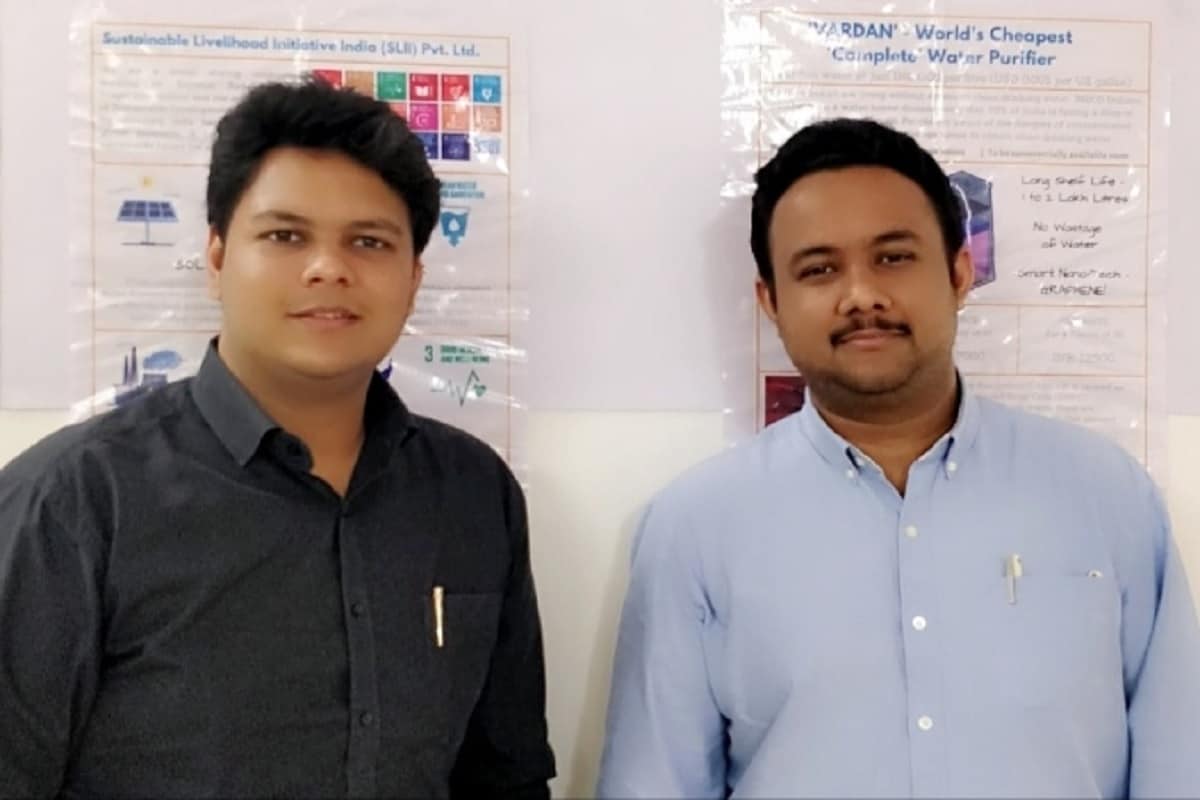 આર્થિક રીતે પરવડે તેવા ગ્રેફિનના મોલિકૂલ્સ અને ઈ-વેસ્ટ એવી મોબાઈલ સ્ક્રીનનો સોલર પેનલ તરીકે ઉપયોગ કરવામાં આવ્યો છે. નોર્મલ કાચમાં ઇલેક્ટ્રિસિટી પાસ થતી નથી પણ મોબાઈલ સ્ક્રીનમાં ઇલેક્ટ્રિસિટી પાસ થાય છે. જેથી બે મોબાઈલની સ્ક્રીન પર કેમિકલ પ્રોસેસ કરી સોલાર પેનલ બનાવાય છે. જેનો બેક્ટેરીયા અને વાયરસના નાશ માટે અલ્ટ્રાવાયોલેટ (યુવી) કિરણોનો ઉપયોગ કરીને પાણીનું શુદ્ધિકરણ કરવામાં આવે છે. આર્થિક રીતે પરવડે તેવા ગ્રેફિનના મોલિકૂલ્સ અને ઈ-વેસ્ટ એવી મોબાઈલ સ્ક્રીનનો સોલર પેનલ તરીકે ઉપયોગ કરવામાં આવ્યો છે. નોર્મલ કાચમાં ઇલેક્ટ્રિસિટી પાસ થતી નથી પણ મોબાઈલ સ્ક્રીનમાં ઇલેક્ટ્રિસિટી પાસ થાય છે. જેથી બે મોબાઈલની સ્ક્રીન પર કેમિકલ પ્રોસેસ કરી સોલાર પેનલ બનાવાય છે. જેનો બેક્ટેરીયા અને વાયરસના નાશ માટે અલ્ટ્રાવાયોલેટ (યુવી) કિરણોનો ઉપયોગ કરીને પાણીનું શુદ્ધિકરણ કરવામાં આવે છે.