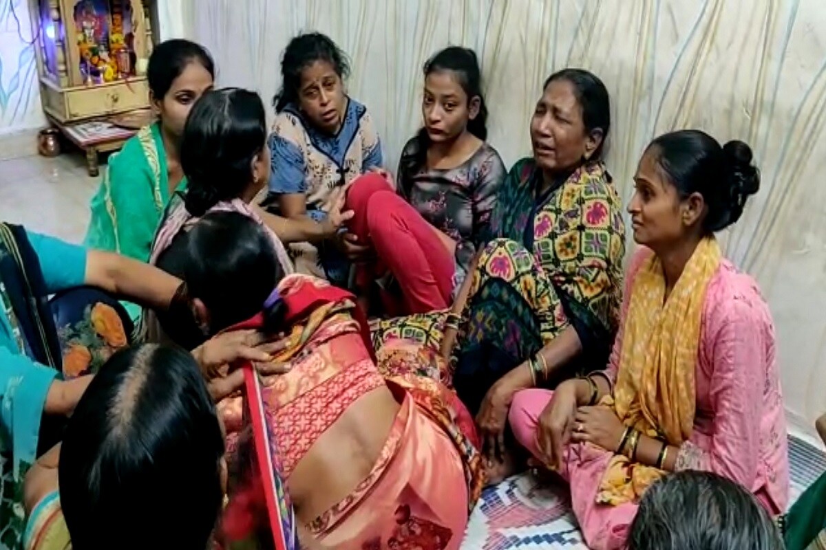 સુરતના ચોકબજાર વિસ્તારમાં આવેલ વેડરોડ ખાતે સાંજ થતા ધમાલ ચકડી મચી હતી. વેડરોડ વિસ્તાર આવેલ પ્રાણનાથ હોસ્પિટલ પાછળ રહેતો અમિત જાળીયા આજ વિસ્તારમાં ત્રિવેણી સોસાયટીમાં રહેતા પરેશ નામના યુવાન સાથે કોઈ બાબતે ઝઘડો થયો હતો. જોકે પરેશે અમિતને ઠપકો આપ્યો હતો તે વાતનું લાગી આબતા આજે સાથે અમિત ચપ્પુ જેવા હથિયાર સાથે પરેશને મારવા તેની સોસાયટીમાં પોહચી ગયો હતો. સુરતના ચોકબજાર વિસ્તારમાં આવેલ વેડરોડ ખાતે સાંજ થતા ધમાલ ચકડી મચી હતી. વેડરોડ વિસ્તાર આવેલ પ્રાણનાથ હોસ્પિટલ પાછળ રહેતો અમિત જાળીયા આજ વિસ્તારમાં ત્રિવેણી સોસાયટીમાં રહેતા પરેશ નામના યુવાન સાથે કોઈ બાબતે ઝઘડો થયો હતો. જોકે પરેશે અમિતને ઠપકો આપ્યો હતો તે વાતનું લાગી આબતા આજે સાથે અમિત ચપ્પુ જેવા હથિયાર સાથે પરેશને મારવા તેની સોસાયટીમાં પોહચી ગયો હતો.