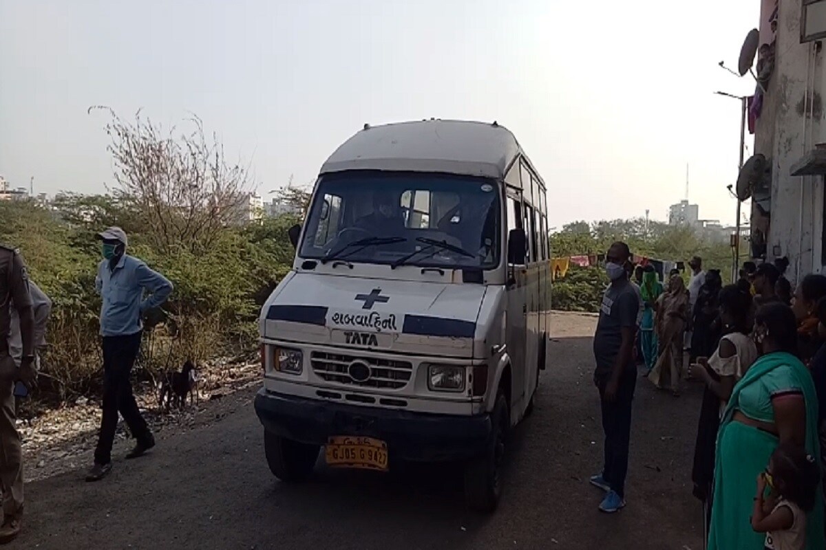 તાત્કાલિક બનાવ વળી જગ્યા પર પોહચી ગયા હતા જોકે સાથનિક લોકોએ બનાવની જણકારી તાટકાઇક પોલીસને કાર્ટપોલિસ પણ બનાવ વળી જગ્યા પર દોડી આવી હતી. તાત્કાલિક બનાવ વળી જગ્યા પર પોહચી ગયા હતા જોકે સાથનિક લોકોએ બનાવની જણકારી તાટકાઇક પોલીસને કાર્ટપોલિસ પણ બનાવ વળી જગ્યા પર દોડી આવી હતી.