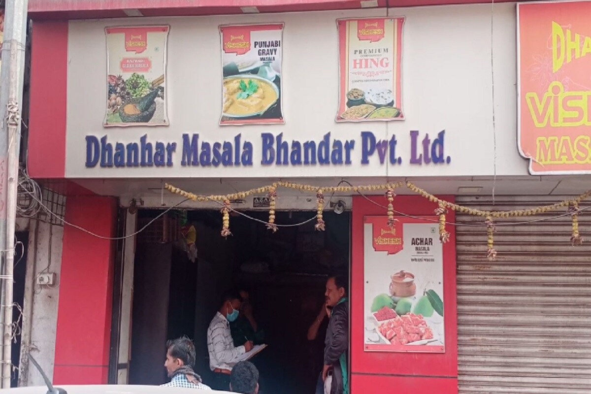 ઘટના અંતર્ગત ગોડાઉનના મલિક પોલીસ ફરિયાદ નોંધાવી હતી. પોલીસે જણવ્યું હતું કે કુલ્લે 31 લાખ 79 હજાર 645 રૂપિયાનો માલ ચોરી કરીને નાસી ગયા હતા.ગોડાઉન માલિકને મહેશ ભાઈને સમગ્ર મામલે જાણ કરતા તેઓએ આ અંતર્ગત બે અજણ્યા ઇસમો વિરુદ્ધ લાલગેટ પોલીસ મથકમાં ફરિયાદ નોંધાવી હતી. ઘટના અંતર્ગત ગોડાઉનના મલિક પોલીસ ફરિયાદ નોંધાવી હતી. પોલીસે જણવ્યું હતું કે કુલ્લે 31 લાખ 79 હજાર 645 રૂપિયાનો માલ ચોરી કરીને નાસી ગયા હતા.ગોડાઉન માલિકને મહેશ ભાઈને સમગ્ર મામલે જાણ કરતા તેઓએ આ અંતર્ગત બે અજણ્યા ઇસમો વિરુદ્ધ લાલગેટ પોલીસ મથકમાં ફરિયાદ નોંધાવી હતી.
