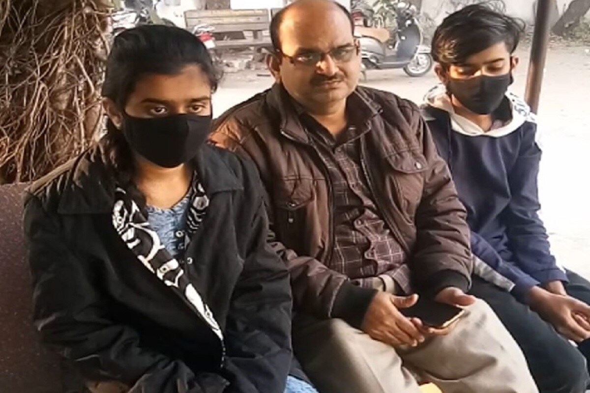 લોકડાઉન બાદ પહેલીવાર વતન જવાનું આયોજન કર્યું હતું, જેથી આજે વહેલી સવારે બાંદ્રા-ગોરખપુર ટ્રેનમાં રિઝર્વેશન કોચમાં વાપીથી ટ્રેનમાં બેસીને વતન જઈ રહ્યા હતા. દરમિયાન સુરતનું ભેસ્તાન રેલવે સ્ટેશન આવવાને 15 મિનિટ પહેલાં મીનાબેનને અચાનક છાતીમાં દુખાવો ઊપડ્યો હતો. લોકડાઉન બાદ પહેલીવાર વતન જવાનું આયોજન કર્યું હતું, જેથી આજે વહેલી સવારે બાંદ્રા-ગોરખપુર ટ્રેનમાં રિઝર્વેશન કોચમાં વાપીથી ટ્રેનમાં બેસીને વતન જઈ રહ્યા હતા. દરમિયાન સુરતનું ભેસ્તાન રેલવે સ્ટેશન આવવાને 15 મિનિટ પહેલાં મીનાબેનને અચાનક છાતીમાં દુખાવો ઊપડ્યો હતો.