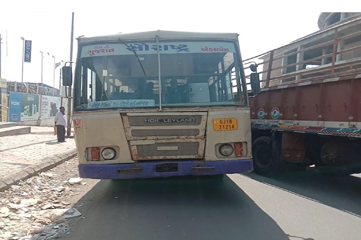 જેથી મોરબી સુરેન્દ્રનગર એસ ટી બસ નંબર GJ 18 Z 1214 નંબરની બસ સાથે રીવસમાં આવતો ટ્રક સુરેન્દ્રનગર બસ સ્ટેન્ડ આવતી મુસાફર ભરેલી મોરબી સુરેન્દ્રનગર બસ સાથે ધમાકેદાર અથડાતા અકસ્માત સર્જાયો હતો. જેથી મોરબી સુરેન્દ્રનગર એસ ટી બસ નંબર GJ 18 Z 1214 નંબરની બસ સાથે રીવસમાં આવતો ટ્રક સુરેન્દ્રનગર બસ સ્ટેન્ડ આવતી મુસાફર ભરેલી મોરબી સુરેન્દ્રનગર બસ સાથે ધમાકેદાર અથડાતા અકસ્માત સર્જાયો હતો.