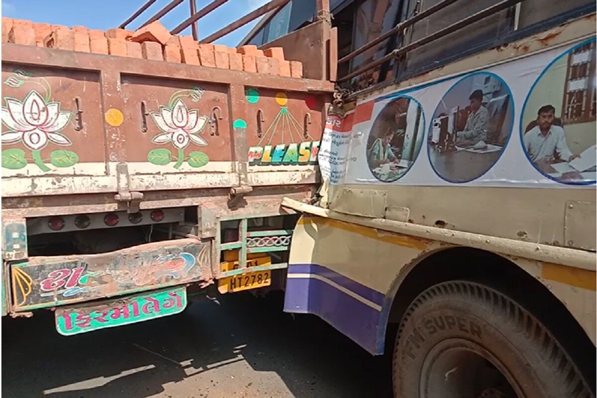 અન્ય અકસ્માતની વાત કરીએ તો સુરેન્દ્રનગર શહેરની એમ.પી શાહ કોલેજ સામે જોરાવનગરના ઢાળ ઉપર માટીની ઈટો ભરેલો ટ્રક નંબર G.J.1 HT 2782 નંબરના ટ્રકની બ્રેક ફેઈલ અને ડીઝલ ખાલી થઈ ગયું હતું. અન્ય અકસ્માતની વાત કરીએ તો સુરેન્દ્રનગર શહેરની એમ.પી શાહ કોલેજ સામે જોરાવનગરના ઢાળ ઉપર માટીની ઈટો ભરેલો ટ્રક નંબર G.J.1 HT 2782 નંબરના ટ્રકની બ્રેક ફેઈલ અને ડીઝલ ખાલી થઈ ગયું હતું.