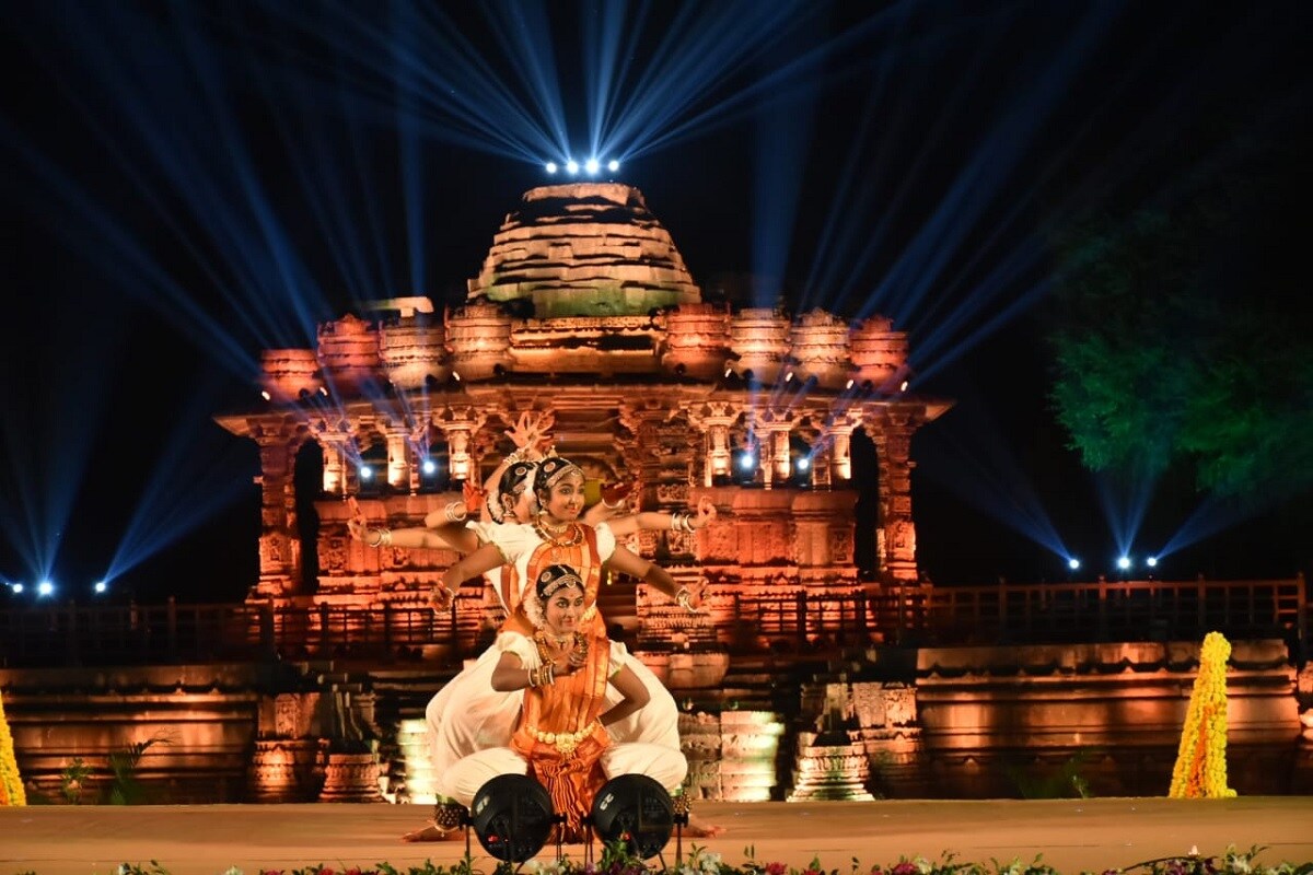 ગુજરાત એક વિરાસત સમૃદ્ધ રાજ્ય છે અને પૂર્વકાલીન દરેક રાજવી વંશ તરફથી એકથી એક ચડિયાતા અજોડ અને બેજોડ સ્થાપત્ય શિલ્પકલાના ઉત્કૃષ્ટ સાજણા મળ્યા છે. મુનસર તળાવ, બિંદુ સરોવર,સહસ્ત્રલિંગ તળાવ, રુદ્રમહાલય જેવા અનેક ઐતિહાસિક સ્થાપત્યો અને સ્થળોએ ગુજરાતના ઇતિહાસમાં આગવું સ્થાન મેળવ્યું છે. ગુજરાત એક વિરાસત સમૃદ્ધ રાજ્ય છે અને પૂર્વકાલીન દરેક રાજવી વંશ તરફથી એકથી એક ચડિયાતા અજોડ અને બેજોડ સ્થાપત્ય શિલ્પકલાના ઉત્કૃષ્ટ સાજણા મળ્યા છે. મુનસર તળાવ, બિંદુ સરોવર,સહસ્ત્રલિંગ તળાવ, રુદ્રમહાલય જેવા અનેક ઐતિહાસિક સ્થાપત્યો અને સ્થળોએ ગુજરાતના ઇતિહાસમાં આગવું સ્થાન મેળવ્યું છે.