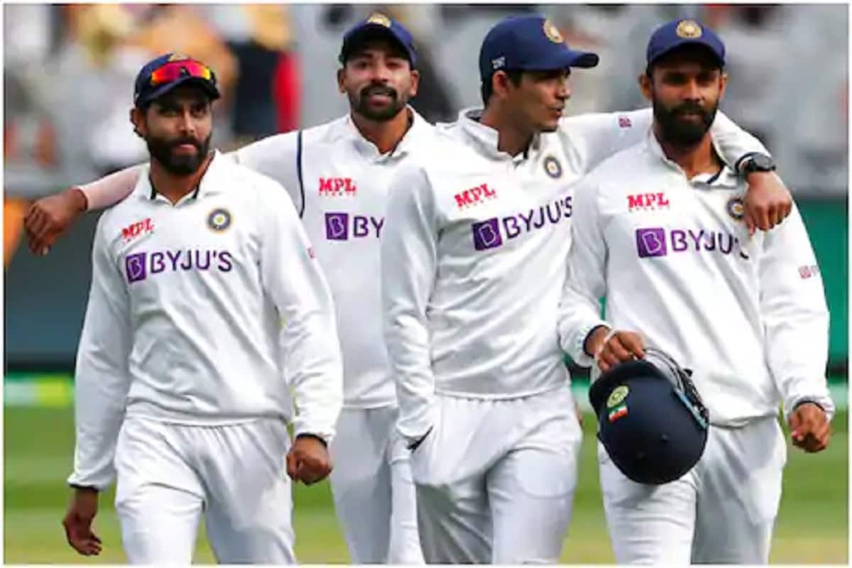 સિડની : ભારતીય ક્રિકેટ ટીમનું (Indian Cricket Team)કહેવું છે કે તે એ વાત માટે તૈયાર નથી કે તેમને કોઈ પ્રાણી સંગ્રહાલયના જાનવરની ડેમ ટ્રીટ કરવામાં આવે. તે એક હોટલમાં ક્વૉરન્ટાઇનમાં રહે અને સિડની ક્રિકેટ ગ્રાઉન્ડના (SCG)સ્ટેડિયમમાં 20,000 દર્શકો તેમને રમતા જોવે. મહેમાન ટીમ ઇચ્છે છે કે તેમની સાથે સામાન્ય ઓસ્ટ્રેલિયન્સની જેમ વ્યવહાર કરવામાં આવે. ભારતીય ક્રિકેટ ટીમનો રવિવારે કોવિડ-19 ટેસ્ટ કરવામાં આવ્યો હતો. જેમાં બધા ખેલાડીઓનો રિપોર્ટ નેગેટિવ આવ્યો છે. સિડની : ભારતીય ક્રિકેટ ટીમનું (Indian Cricket Team)કહેવું છે કે તે એ વાત માટે તૈયાર નથી કે તેમને કોઈ પ્રાણી સંગ્રહાલયના જાનવરની ડેમ ટ્રીટ કરવામાં આવે. તે એક હોટલમાં ક્વૉરન્ટાઇનમાં રહે અને સિડની ક્રિકેટ ગ્રાઉન્ડના (SCG)સ્ટેડિયમમાં 20,000 દર્શકો તેમને રમતા જોવે. મહેમાન ટીમ ઇચ્છે છે કે તેમની સાથે સામાન્ય ઓસ્ટ્રેલિયન્સની જેમ વ્યવહાર કરવામાં આવે. ભારતીય ક્રિકેટ ટીમનો રવિવારે કોવિડ-19 ટેસ્ટ કરવામાં આવ્યો હતો. જેમાં બધા ખેલાડીઓનો રિપોર્ટ નેગેટિવ આવ્યો છે.