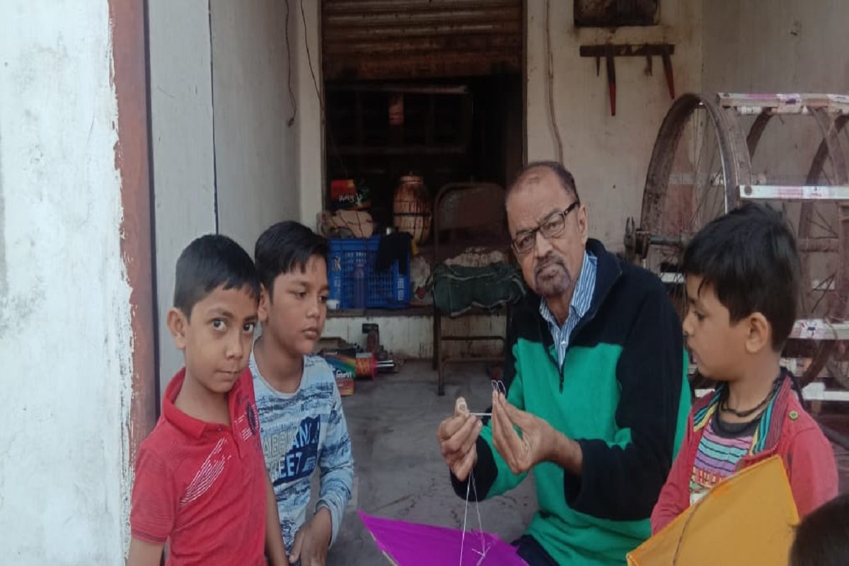 સંજય ટાંક, અમદાવાદ : પતંગ ચગાવવાની મજા ત્યારે જ આવે જ્યારે તમારો પતંગ ઉડી આકાશમાં જાય. પતંગ બરાબર ત્યારે ઉડે જ્યારે તેની કિન્ના યોગ્ય રીતે બંધાઈ હોય. એવામાં જો પવન પણ સાથ ન આપે ત્યારે પતંગ રસિયાઓ નિરાશ થઈ જતા હોય છે. પરંતુ હવે પતંગ રસિયાઓએ નિરાશ થવાની જરૂર નથી. કારણકે પતંગની કિન્ના બાંધવાની આવી ગઇ છે એક એવી ટ્રિક કે જેનાથી તમારો પતંગ ઉંચે આકાશમાં હવા સાથે વાતો કરશે. સંજય ટાંક, અમદાવાદ : પતંગ ચગાવવાની મજા ત્યારે જ આવે જ્યારે તમારો પતંગ ઉડી આકાશમાં જાય. પતંગ બરાબર ત્યારે ઉડે જ્યારે તેની કિન્ના યોગ્ય રીતે બંધાઈ હોય. એવામાં જો પવન પણ સાથ ન આપે ત્યારે પતંગ રસિયાઓ નિરાશ થઈ જતા હોય છે. પરંતુ હવે પતંગ રસિયાઓએ નિરાશ થવાની જરૂર નથી. કારણકે પતંગની કિન્ના બાંધવાની આવી ગઇ છે એક એવી ટ્રિક કે જેનાથી તમારો પતંગ ઉંચે આકાશમાં હવા સાથે વાતો કરશે.