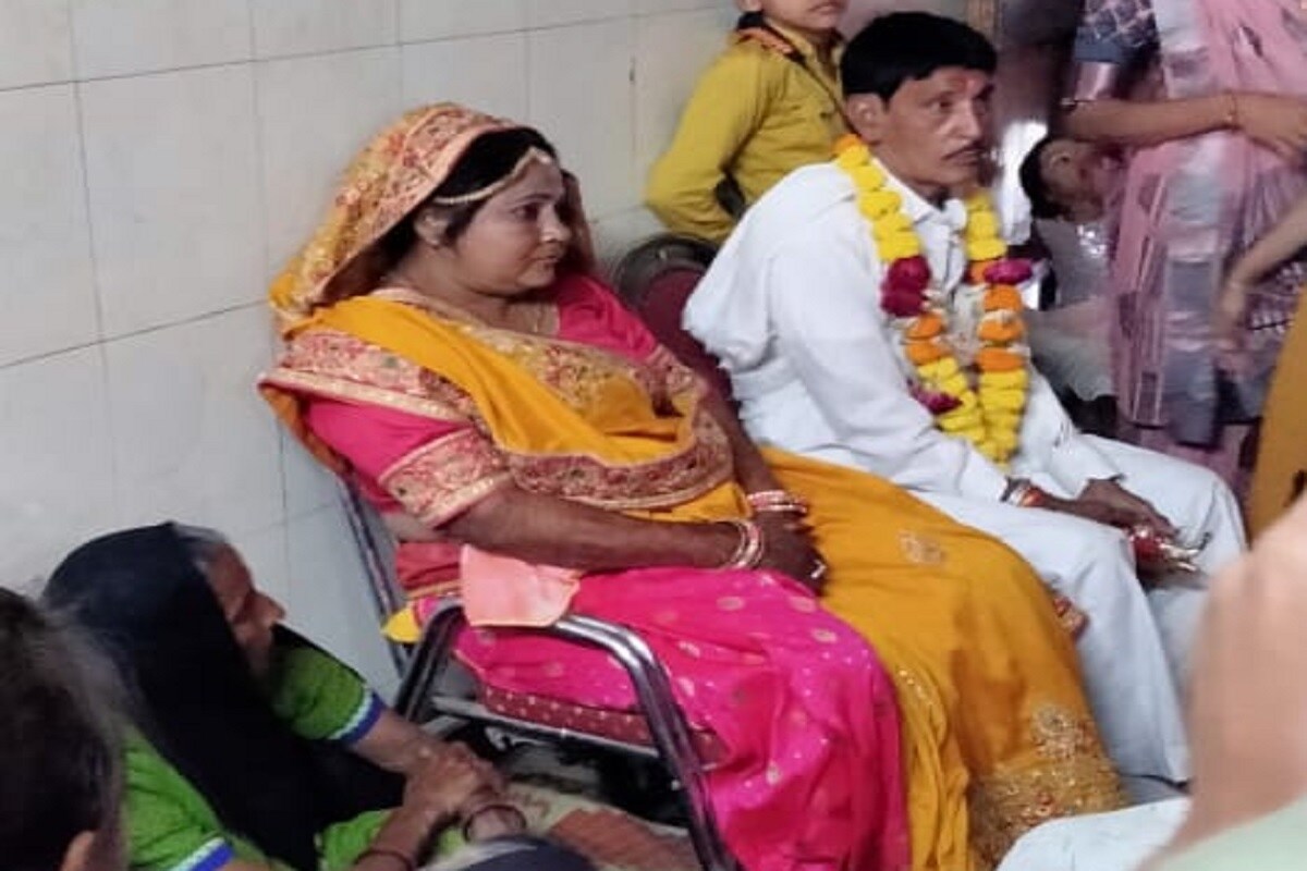 વડોદરા જિલ્લાના પીપલછટ ગામમાં રહેનારા 63 વર્ષીય કલ્યાણભાઈ રબારી અને 40 વર્ષીય લીલાબેનના સોમવારે ધામધૂમથી લગ્ન થયા હતા. આ લગ્ન અને પોતાના જીવનસાથીને લઈને બંને ખુશ હતા. વૃદ્ધ સૌથી વધારે ખુશ હતા કે તેમને મોડા તો મોડા પરંતુ કન્યા મળી હતી. વડોદરા જિલ્લાના પીપલછટ ગામમાં રહેનારા 63 વર્ષીય કલ્યાણભાઈ રબારી અને 40 વર્ષીય લીલાબેનના સોમવારે ધામધૂમથી લગ્ન થયા હતા. આ લગ્ન અને પોતાના જીવનસાથીને લઈને બંને ખુશ હતા. વૃદ્ધ સૌથી વધારે ખુશ હતા કે તેમને મોડા તો મોડા પરંતુ કન્યા મળી હતી.