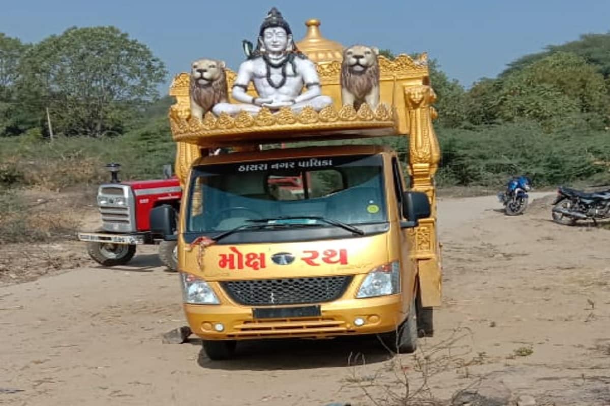 કલ્યાણભાઈના એક પરિચિતે બે ત્રણ મહિના પહેલા તેમને લીલાબહેન અંગે જણાવ્યું હતું. તેમણે કહ્યું હતું કે એક મહિલા છે તેની સાથે તું લગ્ન કરી શકે છે તે 40 વર્ષની છે. તેના પણ અત્યાર સુધી લગ્ન થયા નથી. જો કહે તો તેના માતા-પિતા સાથે વાત કરું. ત્યારબાદ કલ્યાણભાઈ આ લગ્ન કરવા માટે રાજી થઈ ગયા હતા. બંને પરિવારની મુલાકાત કરાવી હતી. અંતે લગ્ન નક્કી થયા હતા. કલ્યાણભાઈના એક પરિચિતે બે ત્રણ મહિના પહેલા તેમને લીલાબહેન અંગે જણાવ્યું હતું. તેમણે કહ્યું હતું કે એક મહિલા છે તેની સાથે તું લગ્ન કરી શકે છે તે 40 વર્ષની છે. તેના પણ અત્યાર સુધી લગ્ન થયા નથી. જો કહે તો તેના માતા-પિતા સાથે વાત કરું. ત્યારબાદ કલ્યાણભાઈ આ લગ્ન કરવા માટે રાજી થઈ ગયા હતા. બંને પરિવારની મુલાકાત કરાવી હતી. અંતે લગ્ન નક્કી થયા હતા.