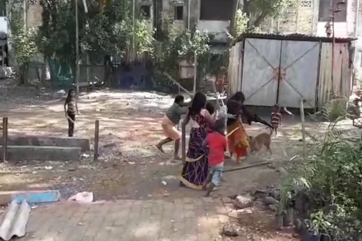 જોકે કોઇ વાતને લઇને માટકા વેચી પોતાનું ગુજરાન ચલાવતા એક જ ગામના બે પરિવારો વચ્ચે વિવાદ ચાલતો હતો. અને અંગત અદાવતને કારણે આજે આ માટલા વેચતા પરિવારોની મહિલાઓ વચ્ચે બબાલ થઈ હતી.અને ઉગ્ર બોલાચાલી થઈ હતી. જોકે ઉગ્ર બોલાચાલી બાદ મામલો મારામારી સુધી પહોંચ્યો હતો. જોકે કોઇ વાતને લઇને માટકા વેચી પોતાનું ગુજરાન ચલાવતા એક જ ગામના બે પરિવારો વચ્ચે વિવાદ ચાલતો હતો. અને અંગત અદાવતને કારણે આજે આ માટલા વેચતા પરિવારોની મહિલાઓ વચ્ચે બબાલ થઈ હતી.અને ઉગ્ર બોલાચાલી થઈ હતી. જોકે ઉગ્ર બોલાચાલી બાદ મામલો મારામારી સુધી પહોંચ્યો હતો.