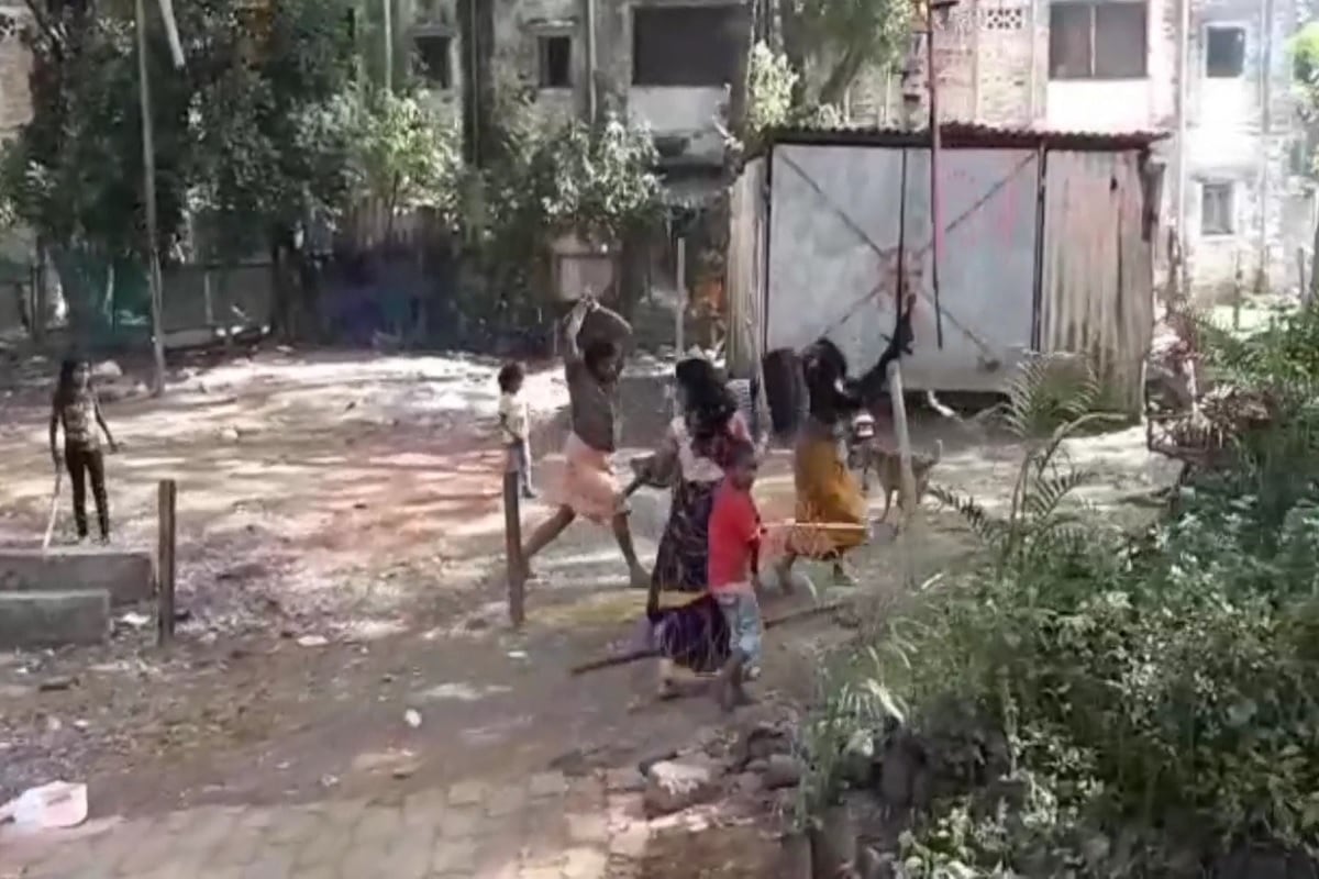જોકે આ લાઈવ મારામારીમાં બે મહિલાઓના માથા ફૂટ્યા હતા. ઘટનાની જાણ થતા જ વલસાડ સીટી પોલીસનો (valsad city police) કાફલો સ્થળ પર પહોંચી અને મામલો થાળે પાડ્યો હતો. બનાવની વિગતે વાત કરીએ તો વલસાડના ધરમપુર રોડ પર લાલ ચર્ચની સામે કેટલાક દિવસથી માટલા વેચતા બે પરિવારો રહેતા હતા. જોકે આ લાઈવ મારામારીમાં બે મહિલાઓના માથા ફૂટ્યા હતા. ઘટનાની જાણ થતા જ વલસાડ સીટી પોલીસનો (valsad city police) કાફલો સ્થળ પર પહોંચી અને મામલો થાળે પાડ્યો હતો. બનાવની વિગતે વાત કરીએ તો વલસાડના ધરમપુર રોડ પર લાલ ચર્ચની સામે કેટલાક દિવસથી માટલા વેચતા બે પરિવારો રહેતા હતા.