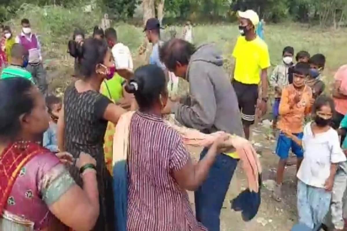 ભરતસિંહ વાઢેર, વલસાડ : વલસાડ જિલ્લાના ભાગડાવડામાં એકાંત વિસ્તારમાં મહિલાઓની છેડતી કરી અને બીભત્સ માંગ કરતા એક વિકૃત આધેડને મહિલાઓએ ઝડપી અને તેને બરાબરનો પાઠ ભણાવ્યો હતો. મહત્વપૂર્ણ છે કે ભાગડાવડા વિસ્તારમાં છેલ્લા કેટલાક સમયથી એક વિકૃત આધેડ એકાંત વિસ્તારમાંથી પસાર થતી મહિલાઓને જોઈને તેમની સામે વિકૃત હરકત કરતો હતો અને બીભત્સ માંગણી કરતો હતો. ભરતસિંહ વાઢેર, વલસાડ : વલસાડ જિલ્લાના ભાગડાવડામાં એકાંત વિસ્તારમાં મહિલાઓની છેડતી કરી અને બીભત્સ માંગ કરતા એક વિકૃત આધેડને મહિલાઓએ ઝડપી અને તેને બરાબરનો પાઠ ભણાવ્યો હતો. મહત્વપૂર્ણ છે કે ભાગડાવડા વિસ્તારમાં છેલ્લા કેટલાક સમયથી એક વિકૃત આધેડ એકાંત વિસ્તારમાંથી પસાર થતી મહિલાઓને જોઈને તેમની સામે વિકૃત હરકત કરતો હતો અને બીભત્સ માંગણી કરતો હતો.
