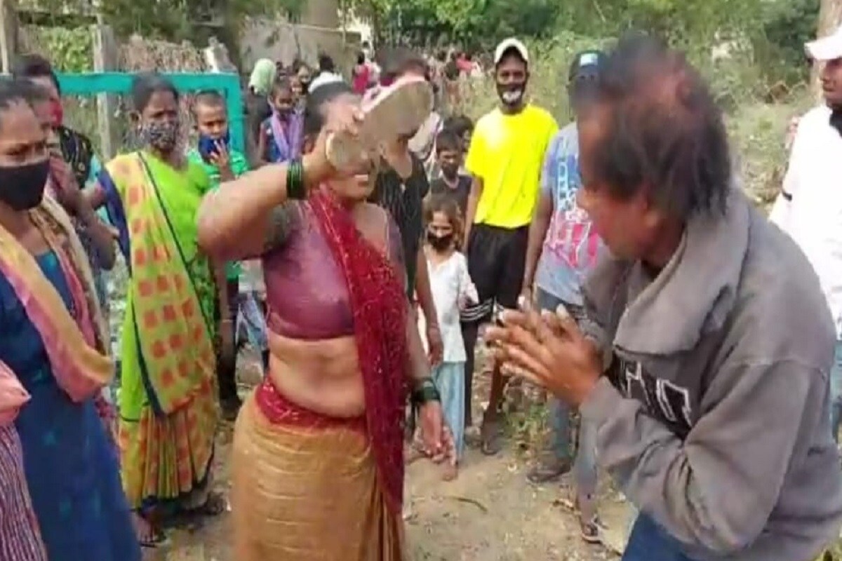 વલસાડના ભાગડાવડા ગામે એકાંત વાળી જગ્યામાં છેલ્લા કેટલાક દિવસથી એક આધેડ વયનો ઈસમ મહિલાઓને હેરાન-પરેશાન કરતો હતો. જેના ડરથી મહિલાઓ આ રસ્તે પસાર થતા પણ ગભરાતી હતી. મોગરાવાડીમાં રહેતા વિકૃત માનસ ધરાવતા આ આધેડને યુવકોએ ઝડપી અને ભાગડાવડા ગામના નવી નગરી વિસ્તારની મહિલાઓને સોંપ્યો હતો. મહિલાઓએ તેને બરોબરનો મેથીપાક ચખાડ્યો હતો. વલસાડના ભાગડાવડા ગામે એકાંત વાળી જગ્યામાં છેલ્લા કેટલાક દિવસથી એક આધેડ વયનો ઈસમ મહિલાઓને હેરાન-પરેશાન કરતો હતો. જેના ડરથી મહિલાઓ આ રસ્તે પસાર થતા પણ ગભરાતી હતી. મોગરાવાડીમાં રહેતા વિકૃત માનસ ધરાવતા આ આધેડને યુવકોએ ઝડપી અને ભાગડાવડા ગામના નવી નગરી વિસ્તારની મહિલાઓને સોંપ્યો હતો. મહિલાઓએ તેને બરોબરનો મેથીપાક ચખાડ્યો હતો.