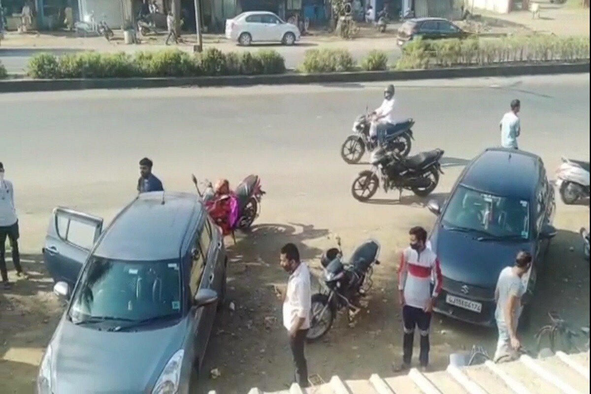 આ બંને વ્યક્તિઓ નજીકમાં નજીકથી જ બિયરના ટીન લીધા હતા અને એક પછી એક આ ભોજનાલય માં આવી અને રૂમમાં પાર્ટી કરવા બેઠા હતા. અને તે દરમિયાન જ આરોપી રોહન દિલિપ પટેલે કોઈ કારણસર રાજવીર ચૌધરીની ગળા પર તિક્ષ્ણ હથિયારના ઘા મારીને હત્યા નીપજાવી હતી.. અને ત્યારબાદ મૃતક રાજવીર ચૌધરીએ પહેરેલા સોનાની વીંટી, ચેન અને તેમની પાસે રહેલા રોકડ રૂપિયા લઇ અને રુમને બહારથી બંધ કરી અને ફરાર થઈ ગયો હતો. આ બંને વ્યક્તિઓ નજીકમાં નજીકથી જ બિયરના ટીન લીધા હતા અને એક પછી એક આ ભોજનાલય માં આવી અને રૂમમાં પાર્ટી કરવા બેઠા હતા. અને તે દરમિયાન જ આરોપી રોહન દિલિપ પટેલે કોઈ કારણસર રાજવીર ચૌધરીની ગળા પર તિક્ષ્ણ હથિયારના ઘા મારીને હત્યા નીપજાવી હતી.. અને ત્યારબાદ મૃતક રાજવીર ચૌધરીએ પહેરેલા સોનાની વીંટી, ચેન અને તેમની પાસે રહેલા રોકડ રૂપિયા લઇ અને રુમને બહારથી બંધ કરી અને ફરાર થઈ ગયો હતો.