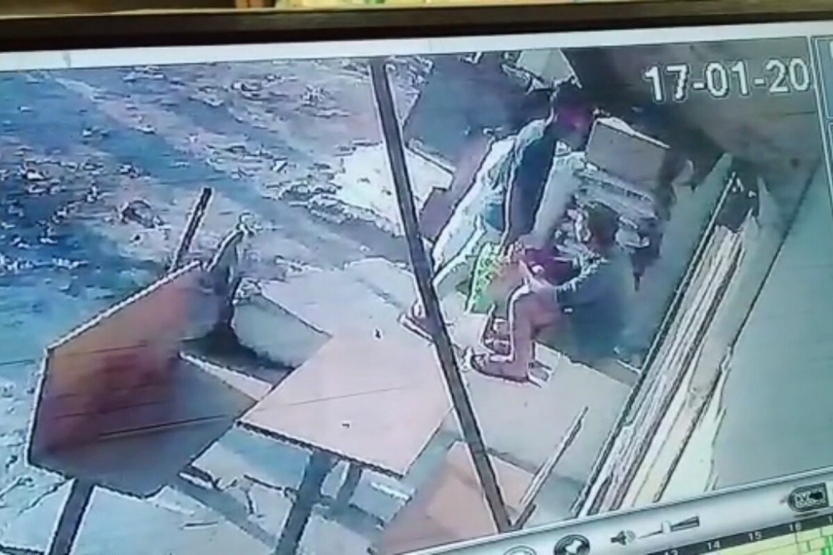 પ્રાથમિક તપાસમાં આરોપી એ લૂંટ માટે જ હત્યા કરી હોવાનું બહાર 2 છે. પરંતુ બનાવના દિવસે મૃતક રાજવીર ચૌધરી બહારથી લોક મારેલા રૂમમાં અંદર નગ્ન અવસ્થામાં હત્યા કરાયેલી હાલતમાં જોવા મળ્યા હતા. આથી પોલીસે પોલીસ હવે મૃતક અને આરોપી વચ્ચેના સંબંધોની પણ તપાસ હાથ ધરી છે ..અને આરોપીને રિમાન્ડ પર લઈ અને હત્યાનું સાચું કારણ જાણવા અને આ હત્યા પાછળ ઘેરાયેલા રહસ્યને મૂળ સુધી પહોંચવા માટે તપાસ હાથ ધરી છે. પ્રાથમિક તપાસમાં આરોપી એ લૂંટ માટે જ હત્યા કરી હોવાનું બહાર 2 છે. પરંતુ બનાવના દિવસે મૃતક રાજવીર ચૌધરી બહારથી લોક મારેલા રૂમમાં અંદર નગ્ન અવસ્થામાં હત્યા કરાયેલી હાલતમાં જોવા મળ્યા હતા. આથી પોલીસે પોલીસ હવે મૃતક અને આરોપી વચ્ચેના સંબંધોની પણ તપાસ હાથ ધરી છે ..અને આરોપીને રિમાન્ડ પર લઈ અને હત્યાનું સાચું કારણ જાણવા અને આ હત્યા પાછળ ઘેરાયેલા રહસ્યને મૂળ સુધી પહોંચવા માટે તપાસ હાથ ધરી છે.