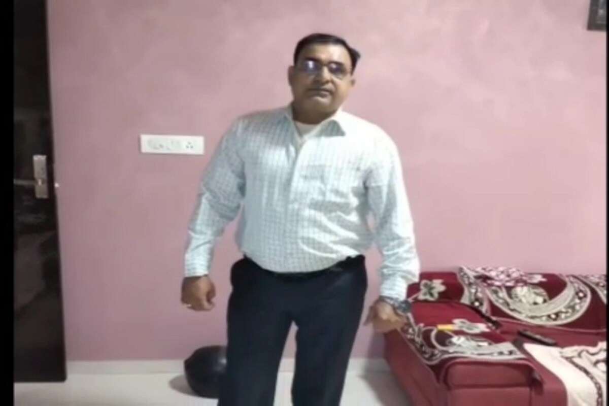 વાપીના ચણોદ વિસ્તારમાં રહેતા રાજવીર ચૌધરી નામના ટ્રાન્સપોર્ટનો તેના ઘરથી ત્રણ કિલોમીટર દૂર આવેલી દાદરાના ઓમ સાંઈ ભોજનાલયની રૂમમાંથી નગ્ન અવસ્થામાં મૃતદેહ મળી આવ્યો હતો. ઘટના બાદ પ્રદેશની પોલીસ દોડતી થઇ ગઇ હતી. અને આ સનસનીખેજ હત્યાનો ભેદ ઉકેલવા માટે સંઘપ્રદેશ દાદરા નગર હવેલી પોલીસના ઉચ્ચ અધિકારીઓની આગેવાનીમાં ચાર ટીમો બનાવવામાં આવી હતી. આથી ગણતરીના દિવસોમાં જ સંઘપ્રદેશ દાદરા નગર હવેલી પોલીસની મહેનત રંગ લાવી અને આ કેસનો ભેદ ઉકેલી નાખ્યો છે. વાપીના ચણોદ વિસ્તારમાં રહેતા રાજવીર ચૌધરી નામના ટ્રાન્સપોર્ટનો તેના ઘરથી ત્રણ કિલોમીટર દૂર આવેલી દાદરાના ઓમ સાંઈ ભોજનાલયની રૂમમાંથી નગ્ન અવસ્થામાં મૃતદેહ મળી આવ્યો હતો. ઘટના બાદ પ્રદેશની પોલીસ દોડતી થઇ ગઇ હતી. અને આ સનસનીખેજ હત્યાનો ભેદ ઉકેલવા માટે સંઘપ્રદેશ દાદરા નગર હવેલી પોલીસના ઉચ્ચ અધિકારીઓની આગેવાનીમાં ચાર ટીમો બનાવવામાં આવી હતી. આથી ગણતરીના દિવસોમાં જ સંઘપ્રદેશ દાદરા નગર હવેલી પોલીસની મહેનત રંગ લાવી અને આ કેસનો ભેદ ઉકેલી નાખ્યો છે.