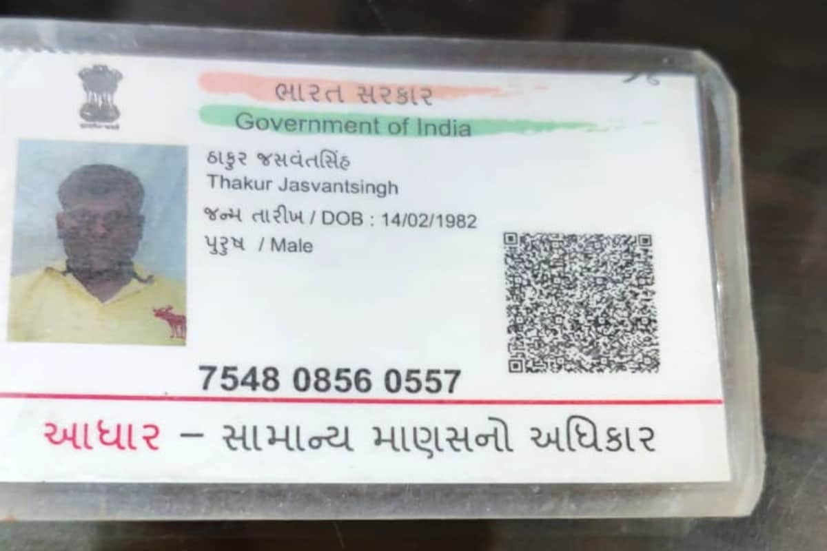 પ્રાથમિક તપાસમાં જાણવા મળ્યું છે કે અર્પણ પાંડેને મૃતક પાસેથી રૂપિયા 1 લાખ 80 હજાર લેવાના હતા. જે મામલે આજે બંને વચ્ચે માથાકૂટ થઈ હતી. જસવંત મારુતિ સિક્યુરિટીમાં સુપર વાઇઝર તરીકે નોકરી કરતો હતો. મોડી સાંજે થયેલા છ રાઉન્ડ ફાયરિંગમાં મૃતકને શરીરના પાછળના ભાગે માથાના ભાગે અને ગળાના ભાગે ઇજા પહોંચી છે. જેનું ઘટના સ્થળે જ મોત નિપજ્યું છે. પ્રાથમિક તપાસમાં જાણવા મળ્યું છે કે અર્પણ પાંડેને મૃતક પાસેથી રૂપિયા 1 લાખ 80 હજાર લેવાના હતા. જે મામલે આજે બંને વચ્ચે માથાકૂટ થઈ હતી. જસવંત મારુતિ સિક્યુરિટીમાં સુપર વાઇઝર તરીકે નોકરી કરતો હતો. મોડી સાંજે થયેલા છ રાઉન્ડ ફાયરિંગમાં મૃતકને શરીરના પાછળના ભાગે માથાના ભાગે અને ગળાના ભાગે ઇજા પહોંચી છે. જેનું ઘટના સ્થળે જ મોત નિપજ્યું છે.