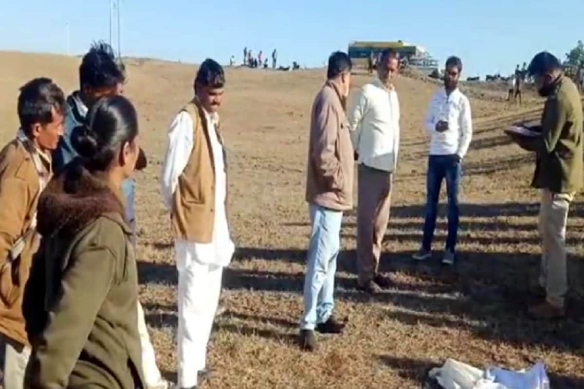 છિંદવાડા જઈને મૃતકના પરિવાજનોને બોલાવીને દફન કરેલી લાશની ઓળખ કરાવી હતી. કામાક્ષીના ભાઈએ જણાવ્યું કે અર્જુન ફૌજીએ લગ્નની લાલચ આપીને તેની બહેન સાથે આડા સંબંધો બાંધ્યા હતા. તેની ફરિયાદ પોલીસમાં કરી તો ફૌજીએ આર્ય સમાજના મંદિરમાં લગ્ન કરી લીધા હતા. છિંદવાડા જઈને મૃતકના પરિવાજનોને બોલાવીને દફન કરેલી લાશની ઓળખ કરાવી હતી. કામાક્ષીના ભાઈએ જણાવ્યું કે અર્જુન ફૌજીએ લગ્નની લાલચ આપીને તેની બહેન સાથે આડા સંબંધો બાંધ્યા હતા. તેની ફરિયાદ પોલીસમાં કરી તો ફૌજીએ આર્ય સમાજના મંદિરમાં લગ્ન કરી લીધા હતા.