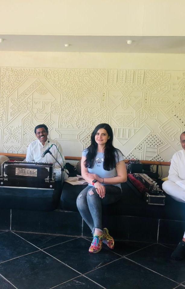 સાસણના એક ખાનગી રીસોર્ટમાં રોકાણ કર્યું હતું. આજે સવારે 7 વાગ્યાની જંગલ સફારીની પરમીટ કઢાવી હતી. સાસણના એક ખાનગી રીસોર્ટમાં રોકાણ કર્યું હતું. આજે સવારે 7 વાગ્યાની જંગલ સફારીની પરમીટ કઢાવી હતી.
