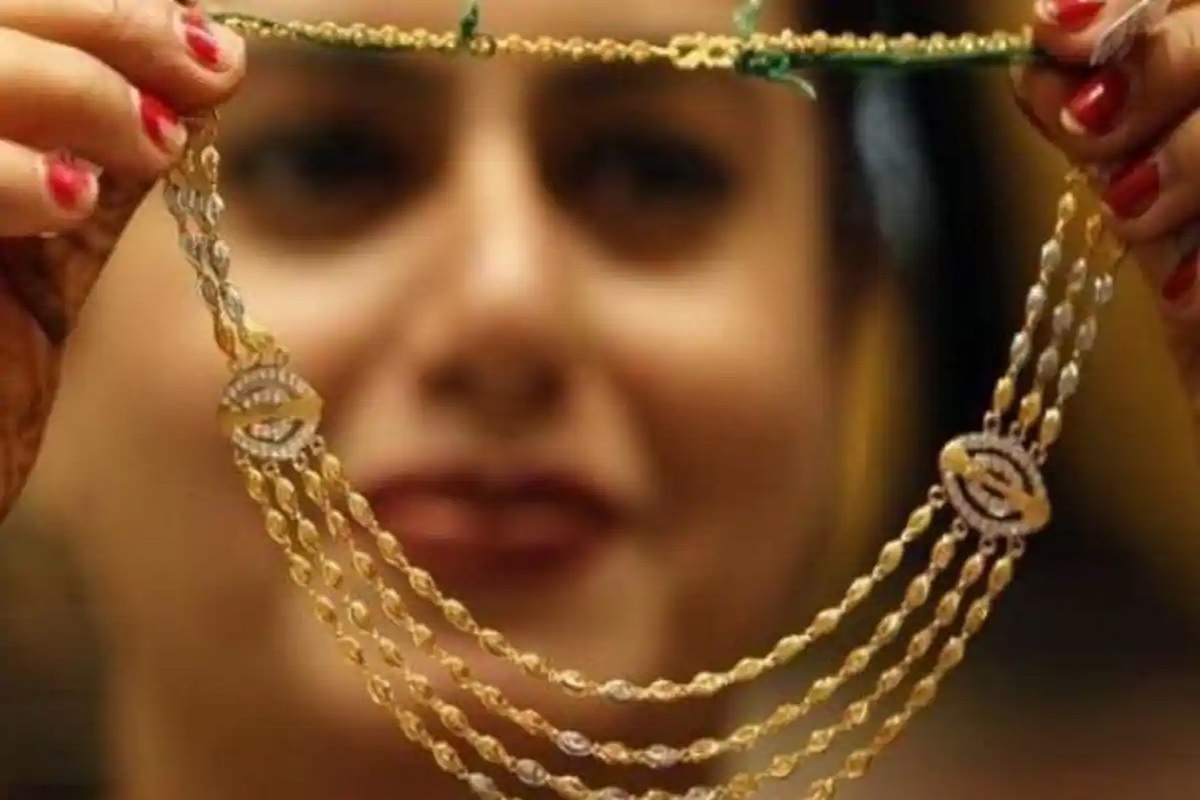  Gold Price Today: ગુરુવારે મલ્ટી કોમોડિટી એક્સચેંજમાં (Multi commodity exchange) સોનાના ભાવમાં ઘટાડો જોવા મળ્યો હતો. આજે સવારે ફેબ્રુઆરી ફ્યૂચર ટ્રેડ રૂપિયા 173.00ના ઘટાડા સાથે રૂ. 48,692.00 ના સ્તર પર ટ્રેડ થઇ રહ્યો છે. તે જ સમયે, ચાંદીના ભાવમાં (Silver Price Today) ઘટાડો થયો. આ ઉપરાંત ચાંદીનો માર્ચનો ફ્યૂચર ટ્રેડ 666.00 રૂપિયાના ઘટાડાની સાથે 65,870.00 રૂપિયાના સ્તર પર ટ્રેડ થઈ રહ્યો હતો.