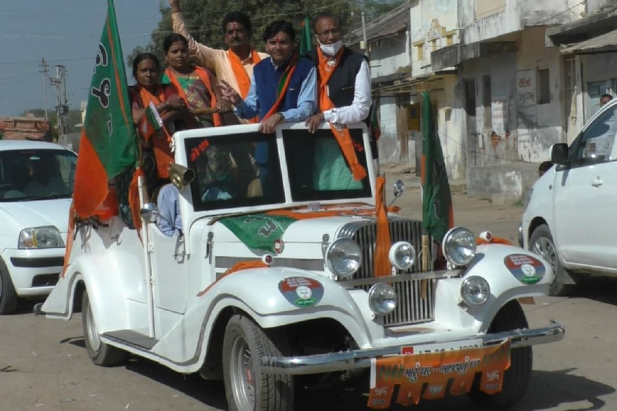 કેતન પટેલ, મહેસાણાઃ સ્થાનિક સ્વરાજની ચૂંટણીના (Gujarat local body polls) મતદાનના (polling day) આડે હવે એક દિવસ બાકી રહ્યો છે ત્યારે ચૂંટણી પ્રચાર (election campaign) જોરશોરથી થઈ રહ્યો છે. રાજકિય પક્ષો મતદાતાઓને આકર્ષવા માટે અલગ અલગ રીતો અપવનાવતા હોય છે ત્યારે મહેસાણા જિલ્લા પંચાયતના જોટાણા બેઠકના (jotana seat) ભાજપના ઉમેદવાર (BJP candidate) વિન્ટેજકારમાં (Vintagecar) ચૂંટણી પ્રચાર કરવા માટે નીકળ્યા હતા. આ વિન્ટેજ કાર ચૂંટણી પ્રચારમાં આકર્ષણનું કેન્દ્ર બની હતી. કેતન પટેલ, મહેસાણાઃ સ્થાનિક સ્વરાજની ચૂંટણીના (Gujarat local body polls) મતદાનના (polling day) આડે હવે એક દિવસ બાકી રહ્યો છે ત્યારે ચૂંટણી પ્રચાર (election campaign) જોરશોરથી થઈ રહ્યો છે. રાજકિય પક્ષો મતદાતાઓને આકર્ષવા માટે અલગ અલગ રીતો અપવનાવતા હોય છે ત્યારે મહેસાણા જિલ્લા પંચાયતના જોટાણા બેઠકના (jotana seat) ભાજપના ઉમેદવાર (BJP candidate) વિન્ટેજકારમાં (Vintagecar) ચૂંટણી પ્રચાર કરવા માટે નીકળ્યા હતા. આ વિન્ટેજ કાર ચૂંટણી પ્રચારમાં આકર્ષણનું કેન્દ્ર બની હતી.
