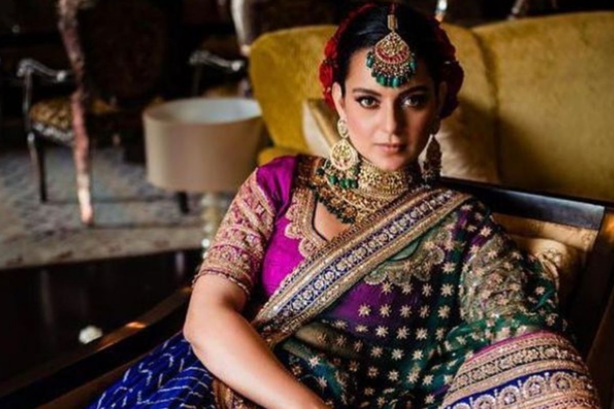 કંગનાનાં ભાઇ અક્ષતનાં લગ્ન હાલમાં જ થયા છે. ભાઇનાં લગ્નમાં તેણે ગુજરાતી બાંધણી લહેંગો પહેર્યો હતો. . જેનો ભાવ આશરે 18 લાખ રૂપિયાનો છે. તેનો આ લહેંગો આખા 14 મહિનામાં તૈયાર થયો છે. અને કંગના માટે અનુરાધા વકીલે તૈયાર કર્યુ છે. (PHOTO-@kanganaranaut/ Instagram) કંગનાનાં ભાઇ અક્ષતનાં લગ્ન હાલમાં જ થયા છે. ભાઇનાં લગ્નમાં તેણે ગુજરાતી બાંધણી લહેંગો પહેર્યો હતો. . જેનો ભાવ આશરે 18 લાખ રૂપિયાનો છે. તેનો આ લહેંગો આખા 14 મહિનામાં તૈયાર થયો છે. અને કંગના માટે અનુરાધા વકીલે તૈયાર કર્યુ છે. (PHOTO-@kanganaranaut/ Instagram)