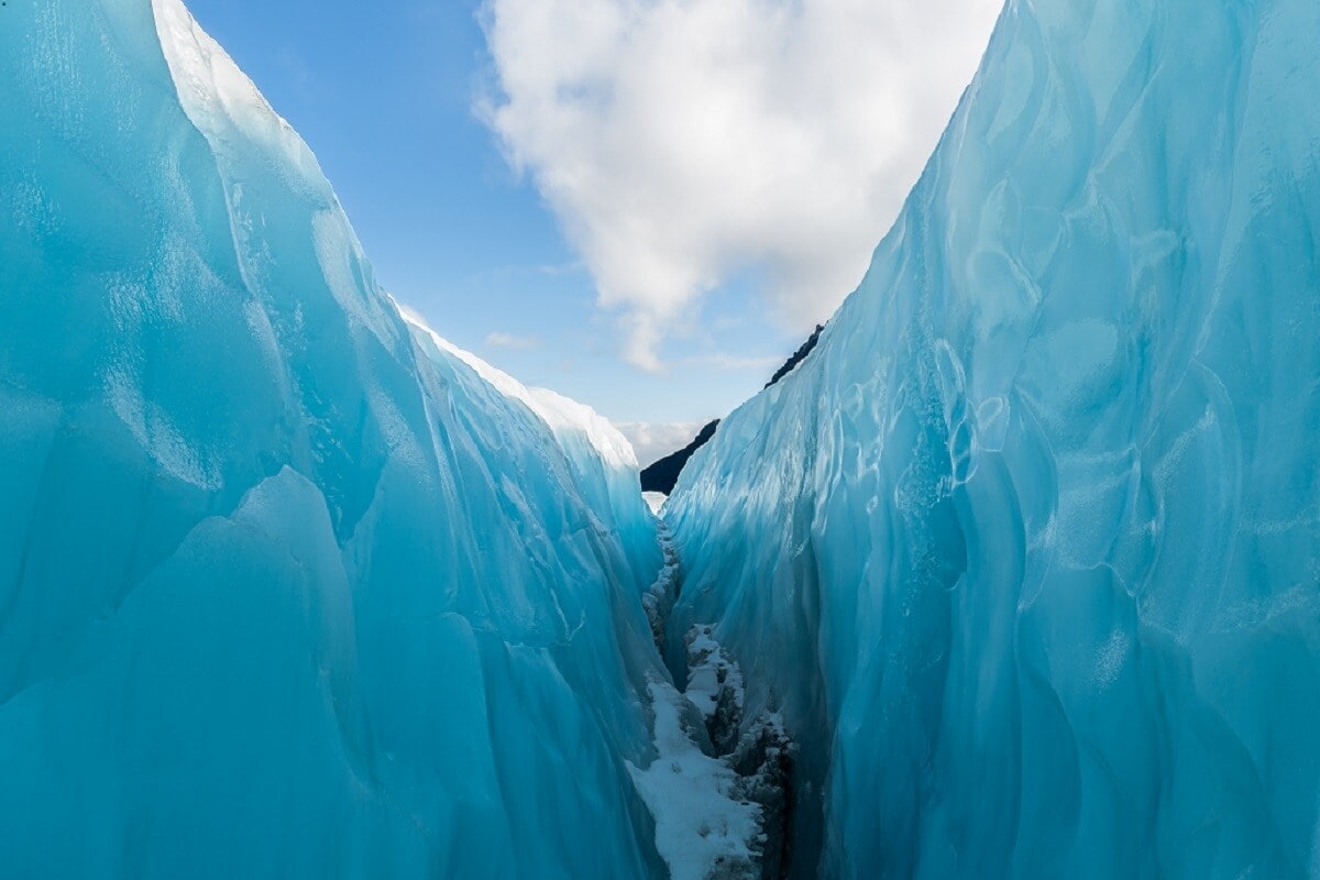ગ્લેશિયર (Glaciers) વાસ્તવમાં બરફ (Ice)ની વિશાળ માત્રા હોય છે. જે જમીન પર ધીમે ધીમે વહેતું હોય છે. ગ્લેશિયર બે પ્રકારનાં હોય છે. અલ્પાઇન ગ્લેશિયર એટલે કે ઘાટી (Valley) ગ્લેશિયર કે પહાડી (Mountain) ગ્લેશિયર. અને બરફની ચાદર. ઉત્તરાખંડ (Uttrakhand)ની ઘટના સંબંધ પર્વતી ગ્લેશિયર પ્રકારનાં છે જે ઉંચા પર્વતોની નજીકમાં બને છે અને ઘાટીઓની તરફ વહે છે. પહાડી ગ્લેશિયર સૌથી વધુ ખતરનાક માનવામાં આવે છે. (Photo Credit:shutterstock) ગ્લેશિયર (Glaciers) વાસ્તવમાં બરફ (Ice)ની વિશાળ માત્રા હોય છે. જે જમીન પર ધીમે ધીમે વહેતું હોય છે. ગ્લેશિયર બે પ્રકારનાં હોય છે. અલ્પાઇન ગ્લેશિયર એટલે કે ઘાટી (Valley) ગ્લેશિયર કે પહાડી (Mountain) ગ્લેશિયર. અને બરફની ચાદર. ઉત્તરાખંડ (Uttrakhand)ની ઘટના સંબંધ પર્વતી ગ્લેશિયર પ્રકારનાં છે જે ઉંચા પર્વતોની નજીકમાં બને છે અને ઘાટીઓની તરફ વહે છે. પહાડી ગ્લેશિયર સૌથી વધુ ખતરનાક માનવામાં આવે છે. (Photo Credit:shutterstock)
