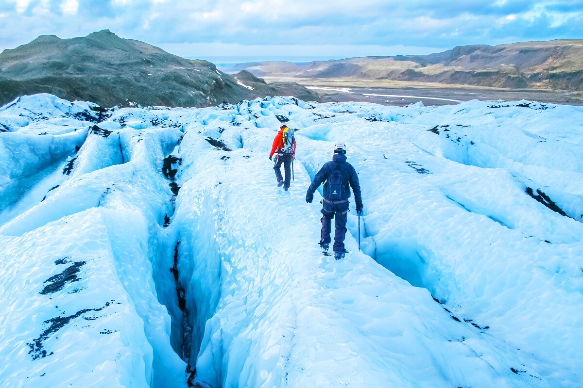 પર્વતીય ગ્લેશિયલ (Glacier) ઘણી વખત ખતરનાક થઇ જાય છે. આમ તો ગ્લેશિયર ઘાટી (Valley)તરફ ધીમે ધીમે વહેવાં લાગે છે. પણ કેટલાંક ગ્લેશિયરમાં સંપૂર્ણ બરફ (Ice) પહેલાં એકદમ નથી વહેતી. પણ હિમસ્ખલન (Avalanche)નું રૂપ લે છે. જેમાં મોટી માત્રામાં બરફ ઘાટીમાં પડે છે. જેમ ચમોલી (Chamoli)ની નીતિ ઘાટીમાં થયું. આ વિશાળ માત્રાની બરફનો એક સાથે મોટો હિસ્સો વહેતા વહેતા આસપાસની તમામ વસ્તુઓ ઢાંકી લે છે. એટલું જ નહીં આ દરમિયાન બરફનાં અલગ અલગ હિસ્સા અલગ અલગ ગતિથી વહે છે. ઉપરી હિસ્સામાં ઘણી તિરાડ આવી જાય છે જે સહેલાઇથી ફાટી જાય છે. જે પર્વતારોહિયો (Mountaineers) માટે ખુબજ ખતરનાક હોય છે. (Photo Credit:shutterstock) પર્વતીય ગ્લેશિયલ (Glacier) ઘણી વખત ખતરનાક થઇ જાય છે. આમ તો ગ્લેશિયર ઘાટી (Valley)તરફ ધીમે ધીમે વહેવાં લાગે છે. પણ કેટલાંક ગ્લેશિયરમાં સંપૂર્ણ બરફ (Ice) પહેલાં એકદમ નથી વહેતી. પણ હિમસ્ખલન (Avalanche)નું રૂપ લે છે. જેમાં મોટી માત્રામાં બરફ ઘાટીમાં પડે છે. જેમ ચમોલી (Chamoli)ની નીતિ ઘાટીમાં થયું. આ વિશાળ માત્રાની બરફનો એક સાથે મોટો હિસ્સો વહેતા વહેતા આસપાસની તમામ વસ્તુઓ ઢાંકી લે છે. એટલું જ નહીં આ દરમિયાન બરફનાં અલગ અલગ હિસ્સા અલગ અલગ ગતિથી વહે છે. ઉપરી હિસ્સામાં ઘણી તિરાડ આવી જાય છે જે સહેલાઇથી ફાટી જાય છે. જે પર્વતારોહિયો (Mountaineers) માટે ખુબજ ખતરનાક હોય છે. (Photo Credit:shutterstock)