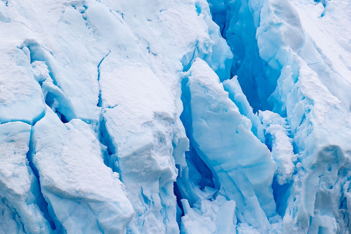 આમ તો મોટાભાગે ગ્લેશિયર (Glacier) ફક્ત કેટલીક સેન્ટીમિટર પ્રતિ દિવસની ગતિથી વહે છે. પણ ક્યારેક તે 50 મીટરની ગતિથી વહે છે. અને આ રીતે તે ગ્લેશિયર ખતરનાક થઇ જાય છે. તેમને ગળી જનારા ગ્લેશિયરને (Galloping Glacier) કહે છે. આ ગ્લેશિયરનું પાણીની સાથે મળવું વધુ વિનાશક બનાવી દે છે. પાણીની સાથે મળતા જ ગ્લેશિયર ટાઇડવૉટર ગ્લેશિયર (Tidewater Glacier) બની જાય છે. ગ્લેશિયરનો આ હિસ્સો પાણીમાં તરતો હોય છે જે ઘણાં મીટર ઉંચો હોઇ શકે છે. અને બરફનાં મોટા મોટા ટુકડા (Icebergs) પાણીમાં તરવા લાગે છે. આ પ્રક્રિયાને કાલ્વિંગ (Calving) કહેવાય છે. જે ખુબજ પ્રચંડ રૂપ લે છે. ધૌલી નદી (Dhauli River)નું પૂર (Flood) આકારણે જ સામાન્ય નદીઓનાં પૂરથી વધુ ખતરનાક હોય છે. (Photo Credit:shutterstock) આમ તો મોટાભાગે ગ્લેશિયર (Glacier) ફક્ત કેટલીક સેન્ટીમિટર પ્રતિ દિવસની ગતિથી વહે છે. પણ ક્યારેક તે 50 મીટરની ગતિથી વહે છે. અને આ રીતે તે ગ્લેશિયર ખતરનાક થઇ જાય છે. તેમને ગળી જનારા ગ્લેશિયરને (Galloping Glacier) કહે છે. આ ગ્લેશિયરનું પાણીની સાથે મળવું વધુ વિનાશક બનાવી દે છે. પાણીની સાથે મળતા જ ગ્લેશિયર ટાઇડવૉટર ગ્લેશિયર (Tidewater Glacier) બની જાય છે. ગ્લેશિયરનો આ હિસ્સો પાણીમાં તરતો હોય છે જે ઘણાં મીટર ઉંચો હોઇ શકે છે. અને બરફનાં મોટા મોટા ટુકડા (Icebergs) પાણીમાં તરવા લાગે છે. આ પ્રક્રિયાને કાલ્વિંગ (Calving) કહેવાય છે. જે ખુબજ પ્રચંડ રૂપ લે છે. ધૌલી નદી (Dhauli River)નું પૂર (Flood) આકારણે જ સામાન્ય નદીઓનાં પૂરથી વધુ ખતરનાક હોય છે. (Photo Credit:shutterstock)