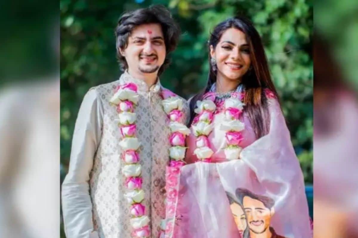 એન્ટરટેઇનમેન્ટ ડેસ્ક: પવિત્ર રિશ્તા, બહૂ હમારી રજનીકાંત, બેપનાહ પ્યાર અને મધુબાલા જેવાં ઘણાં મોટા મોટા ટીવી શોનો ભાગ રહેલી તન્વી ઠક્કર (Tanvi Thakkar) તેનાં બોયફ્રેન્ડ અને ટીવી એક્ટર આદિત્ય કાપડિયા (Aditya Kapadia)ની સાથે 16 ફેબ્રુઆરીનાં લગ્નનાં બંધનમાં બંધાઇ ગઇ છે. એન્ટરટેઇનમેન્ટ ડેસ્ક: પવિત્ર રિશ્તા, બહૂ હમારી રજનીકાંત, બેપનાહ પ્યાર અને મધુબાલા જેવાં ઘણાં મોટા મોટા ટીવી શોનો ભાગ રહેલી તન્વી ઠક્કર (Tanvi Thakkar) તેનાં બોયફ્રેન્ડ અને ટીવી એક્ટર આદિત્ય કાપડિયા (Aditya Kapadia)ની સાથે 16 ફેબ્રુઆરીનાં લગ્નનાં બંધનમાં બંધાઇ ગઇ છે.