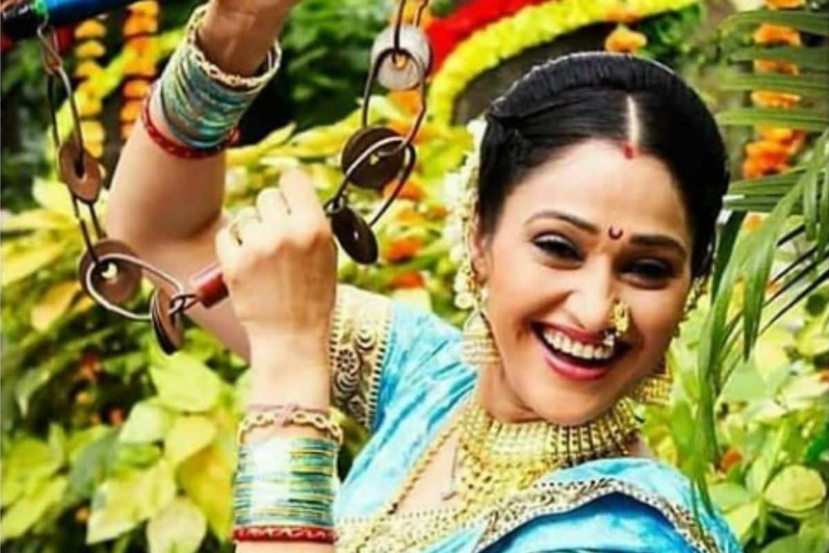 એન્ટરટેઇનમેન્ટ ડેસ્ક: તારક મેહતા કા ઉલ્ટા ચશ્મા (Taarak Mehta Ka Ooltah Chashmah) શો તેનાં અનોખા કેરેક્ટર્સને કારણે દર્શકોનું મનભરીને મનોરંજન કરે છે. દિલીપ જોશી, મુનમુન દત્તા, શૈલેષ લોઢા જેવાં સ્ટાર્સનો અંદાજ તેમને પેટ પકડીને હસાવે છે. આ શોમાં દરેક કિરદારની એક અલગ ઓળખ છે. જોકે, દયાબેન એક એવું કેરેક્ટર છે જે તેની ડાઇલોગ ડિલિવરી અને હસવાનાં અંદાજને કારણે તે દર્શકોની પસંદિદા પાત્ર છે. દયા બેનનું કિરદાર અદા કરનારી એક્ટ્રેસ દિશા વાકામી (Disha Vakani) ફરી એક વખત શોમાં પરત આવશે કે નહીં તે અંગે ઘણી ચર્ચા થઇ રહ્યાં છે. (dishavakanioffcal/Instagram) એન્ટરટેઇનમેન્ટ ડેસ્ક: તારક મેહતા કા ઉલ્ટા ચશ્મા (Taarak Mehta Ka Ooltah Chashmah) શો તેનાં અનોખા કેરેક્ટર્સને કારણે દર્શકોનું મનભરીને મનોરંજન કરે છે. દિલીપ જોશી, મુનમુન દત્તા, શૈલેષ લોઢા જેવાં સ્ટાર્સનો અંદાજ તેમને પેટ પકડીને હસાવે છે. આ શોમાં દરેક કિરદારની એક અલગ ઓળખ છે. જોકે, દયાબેન એક એવું કેરેક્ટર છે જે તેની ડાઇલોગ ડિલિવરી અને હસવાનાં અંદાજને કારણે તે દર્શકોની પસંદિદા પાત્ર છે. દયા બેનનું કિરદાર અદા કરનારી એક્ટ્રેસ દિશા વાકામી (Disha Vakani) ફરી એક વખત શોમાં પરત આવશે કે નહીં તે અંગે ઘણી ચર્ચા થઇ રહ્યાં છે. (dishavakanioffcal/Instagram)