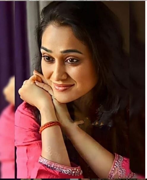 દિશા વાકાણીએ 'દયા બેન'ની ભૂમિકા અદા કરી એવું માપદંડ સ્થાપી દીધુ છે કે, તેની તોલે આવવું અન્ય અભિનેત્રી માટે અઘરુ છે. (dishavakanioffcal/Instagram) દિશા વાકાણીએ 'દયા બેન'ની ભૂમિકા અદા કરી એવું માપદંડ સ્થાપી દીધુ છે કે, તેની તોલે આવવું અન્ય અભિનેત્રી માટે અઘરુ છે. (dishavakanioffcal/Instagram)