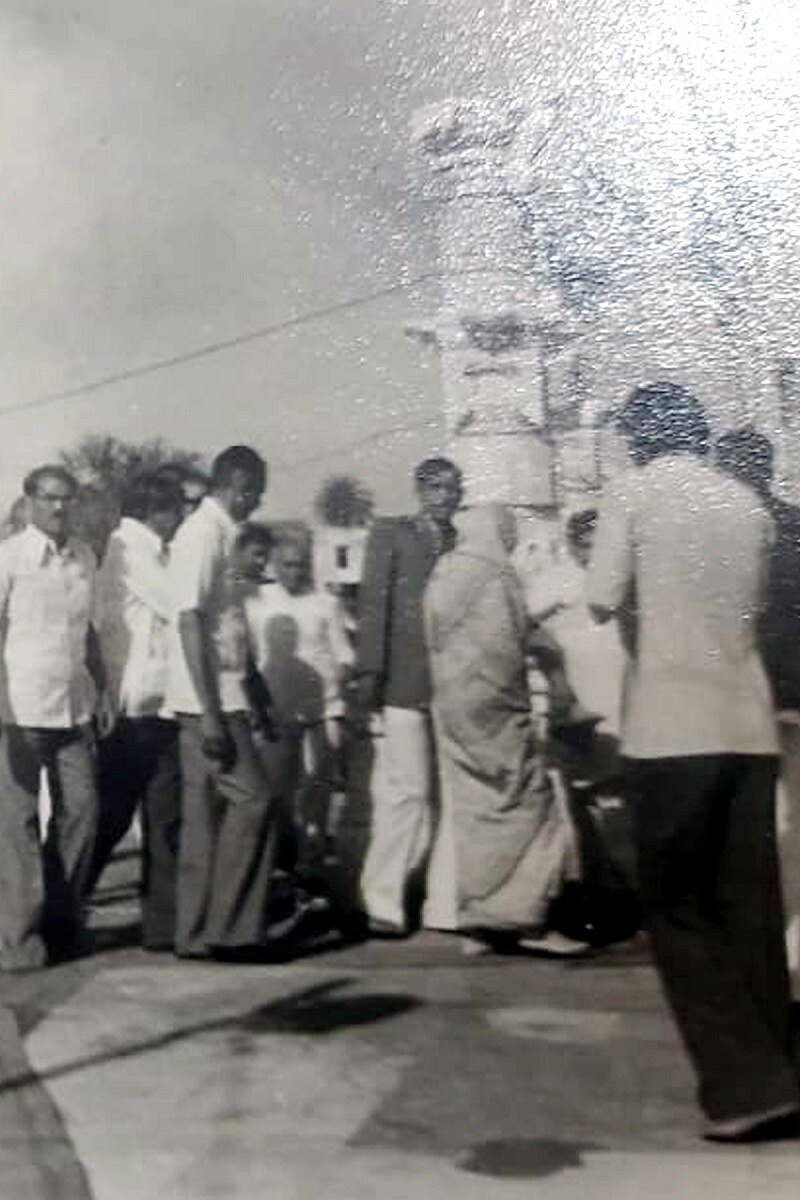 એક દંત કથા પ્રમાણે ભગવાન શંકરે માતા પાર્વતીના દાઝેલા શરીરને લઈ તાંડવ નૃત્ય કર્યું ત્યારે તેમના ગુસ્સાને શાંત કરવાને વધુ વિનાશ રોકવા વિષ્ણુ ભગવાન દ્વારા છોડાયેલા સુદર્શન ચક્રથી માતા સતી પાર્વતીના શરીરના એકાવન ટુકડા થયાને જે અંગ જ્યાં જ્યા પડ્યા. તે શક્તિપીઠ તરીકે ઓળખાયા ને જ્યાં આ અરવલ્લીની ગીરીમાળામાં સતી માતા પાર્વતીનો હ્રદયનો ભાગ અહીં પડેલો હોવાથી અંબાજી ધામ કહેવાયું. (તત્કાલિન વડાપ્રધાન ઇન્દિરા ગાંધીની ફાઇલ તસવીર) એક દંત કથા પ્રમાણે ભગવાન શંકરે માતા પાર્વતીના દાઝેલા શરીરને લઈ તાંડવ નૃત્ય કર્યું ત્યારે તેમના ગુસ્સાને શાંત કરવાને વધુ વિનાશ રોકવા વિષ્ણુ ભગવાન દ્વારા છોડાયેલા સુદર્શન ચક્રથી માતા સતી પાર્વતીના શરીરના એકાવન ટુકડા થયાને જે અંગ જ્યાં જ્યા પડ્યા. તે શક્તિપીઠ તરીકે ઓળખાયા ને જ્યાં આ અરવલ્લીની ગીરીમાળામાં સતી માતા પાર્વતીનો હ્રદયનો ભાગ અહીં પડેલો હોવાથી અંબાજી ધામ કહેવાયું. (તત્કાલિન વડાપ્રધાન ઇન્દિરા ગાંધીની ફાઇલ તસવીર)