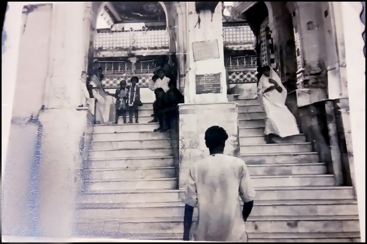 બૉલીવૂડના પ્રખર અભિનેતા અમિતાભ બચ્ચને પણ માં અંબાના દર્શનથી વંચિત નથી રહ્યા. (જૂના મંદિરની તસવીર) બૉલીવૂડના પ્રખર અભિનેતા અમિતાભ બચ્ચને પણ માં અંબાના દર્શનથી વંચિત નથી રહ્યા. (જૂના મંદિરની તસવીર)