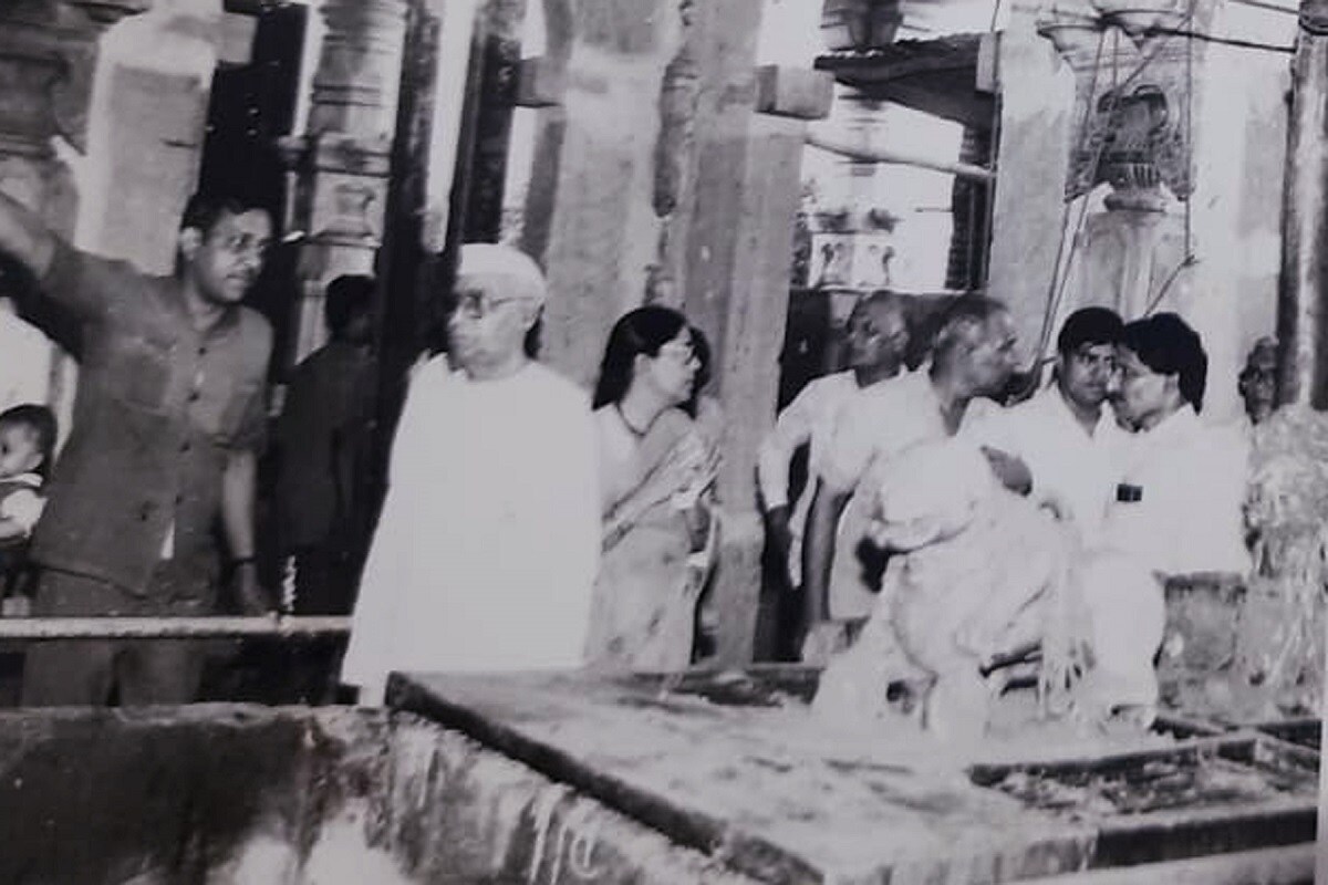ભારત દેશના તત્કાલિન વડાપ્રધાન મોરારજી દેસાઈ, ઇન્દિરા ગાંધી, અટલ બિહારી બાજપાઈ, દેવગૌડા અને અડવાણી જેવા નેતાઓ અંબાના પગ પખાળી ચૂક્યા છે. ત્યારે હાલના વડાપ્રધાન નરેન્દ્રભાઈ મોદી જેઓ મુખ્યમંત્રી હતા ત્યારથી થી જ મા અંબાના પરંભક્ત અને ઉપાસક પણ રહ્યા છે. વડાપ્રધાન નરેન્દ્ર મોદી અનેકવાર અંબાજીની મુલાકાત લઈ ચૂક્યા છે. એટલુંજ નહિ અંબાજીના વિકાસમાં તેઓ પણ સહભાગી બન્યા છે. (તત્કાલિન વડાપ્રધાન મોરારજી દેસાઇની ફાઇલ તસવીર) ભારત દેશના તત્કાલિન વડાપ્રધાન મોરારજી દેસાઈ, ઇન્દિરા ગાંધી, અટલ બિહારી બાજપાઈ, દેવગૌડા અને અડવાણી જેવા નેતાઓ અંબાના પગ પખાળી ચૂક્યા છે. ત્યારે હાલના વડાપ્રધાન નરેન્દ્રભાઈ મોદી જેઓ મુખ્યમંત્રી હતા ત્યારથી થી જ મા અંબાના પરંભક્ત અને ઉપાસક પણ રહ્યા છે. વડાપ્રધાન નરેન્દ્ર મોદી અનેકવાર અંબાજીની મુલાકાત લઈ ચૂક્યા છે. એટલુંજ નહિ અંબાજીના વિકાસમાં તેઓ પણ સહભાગી બન્યા છે. (તત્કાલિન વડાપ્રધાન મોરારજી દેસાઇની ફાઇલ તસવીર)