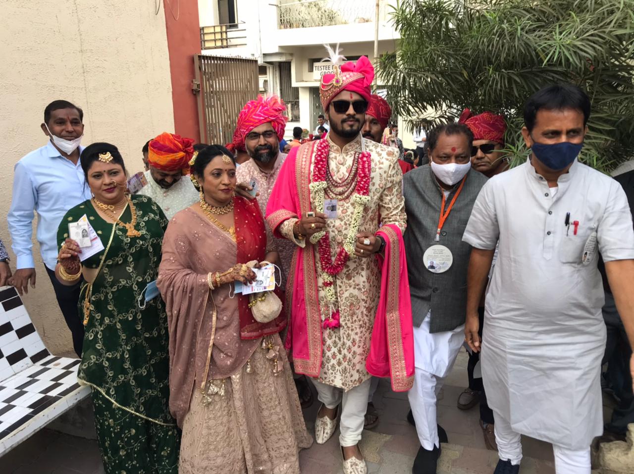 થલતેજમાં રહેતા બારોટ પરિવારનાં યુવક ધનરાજ બારોટ અને તેમના પરિવારે લગ્ન પહેલા મતદાન કર્યું છે. તેઓ જાન લઇને વરરાજા ઘોડા પર સવાર થઇને મતદાન મથક પર પહોંચ્યા હતા. આ દ્રશ્યો જોઇને આ વિસ્તારના લોકોનો પણ મતદાન કરવાનો જુસ્સો વધ્યો હતો. થલતેજમાં રહેતા બારોટ પરિવારનાં યુવક ધનરાજ બારોટ અને તેમના પરિવારે લગ્ન પહેલા મતદાન કર્યું છે. તેઓ જાન લઇને વરરાજા ઘોડા પર સવાર થઇને મતદાન મથક પર પહોંચ્યા હતા. આ દ્રશ્યો જોઇને આ વિસ્તારના લોકોનો પણ મતદાન કરવાનો જુસ્સો વધ્યો હતો.